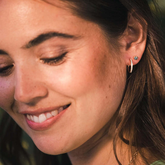 Confetti Ohrstecker, Roségold • Saphir von Bron (8OR4877CS)