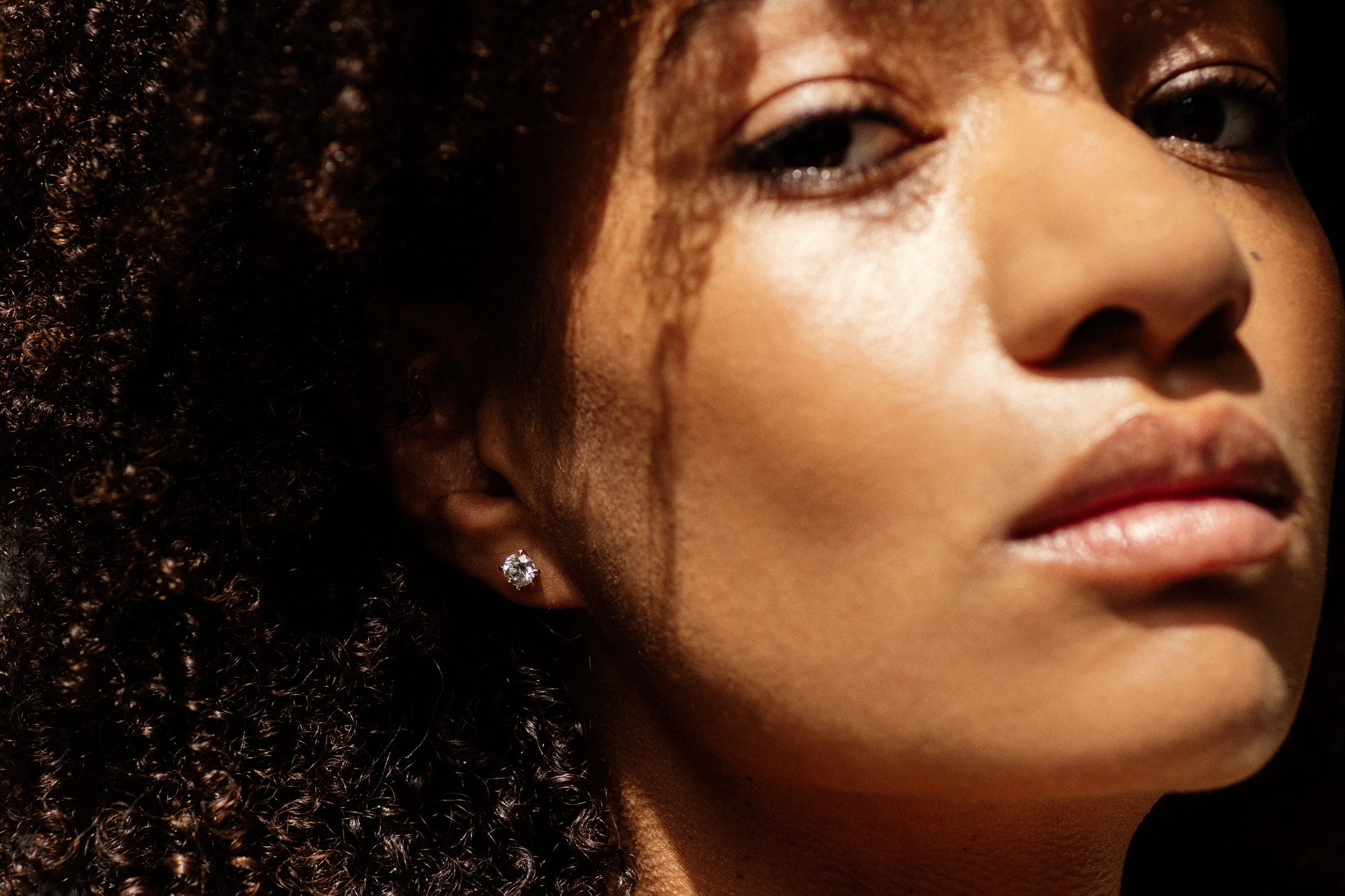 Diana Ohrstecker in Gelbgold von The Good Bling Berlin