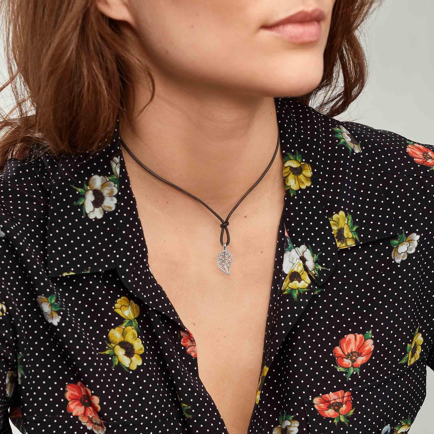 INDIA Leaf Anhänger Small, Weißgold mit Lederband von Tamara Comolli (P-IND-Leaf-s-wg) online kaufen