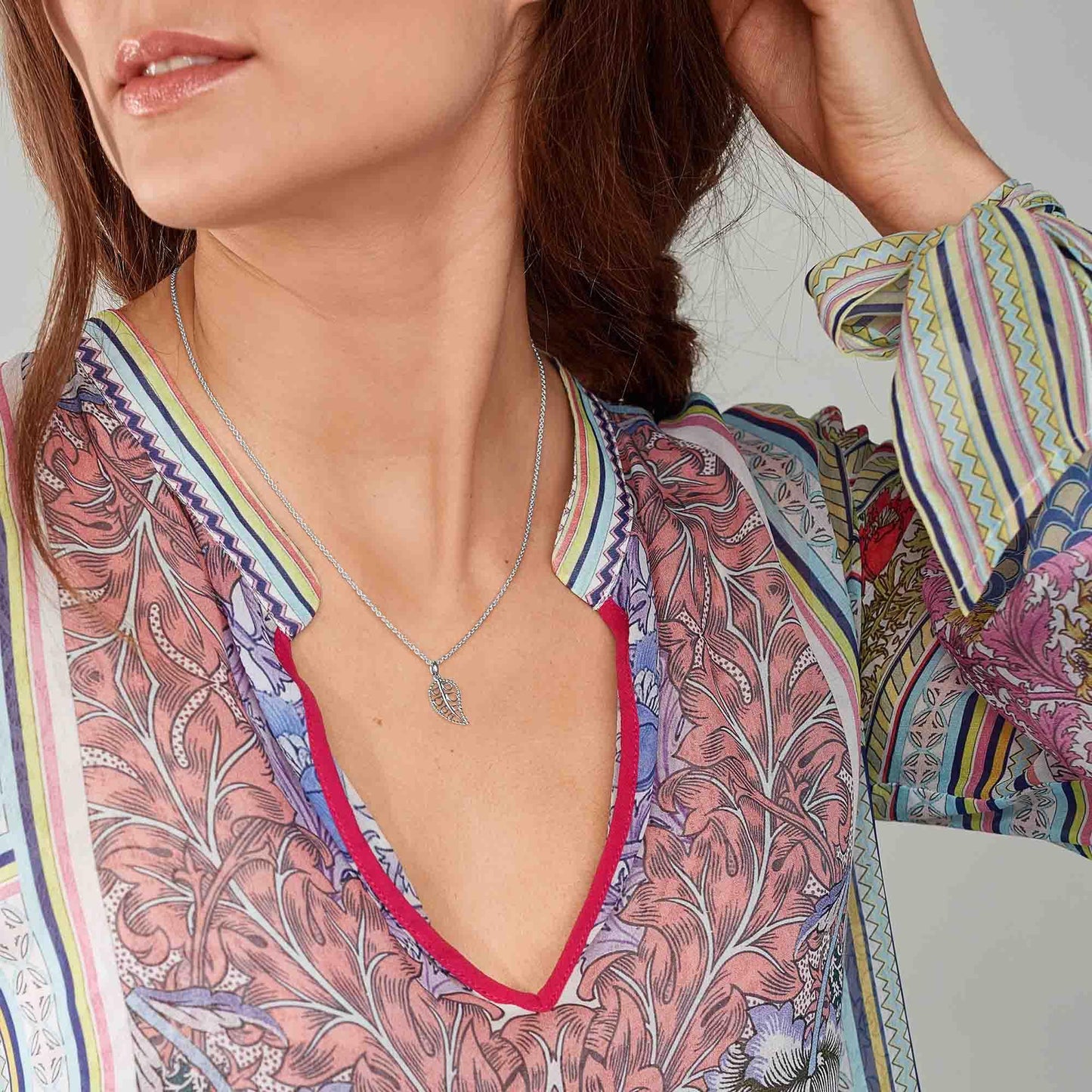 INDIA Leaf Anhänger Small, Weißgold mit Lederband von Tamara Comolli (P-IND-Leaf-s-wg) online kaufen