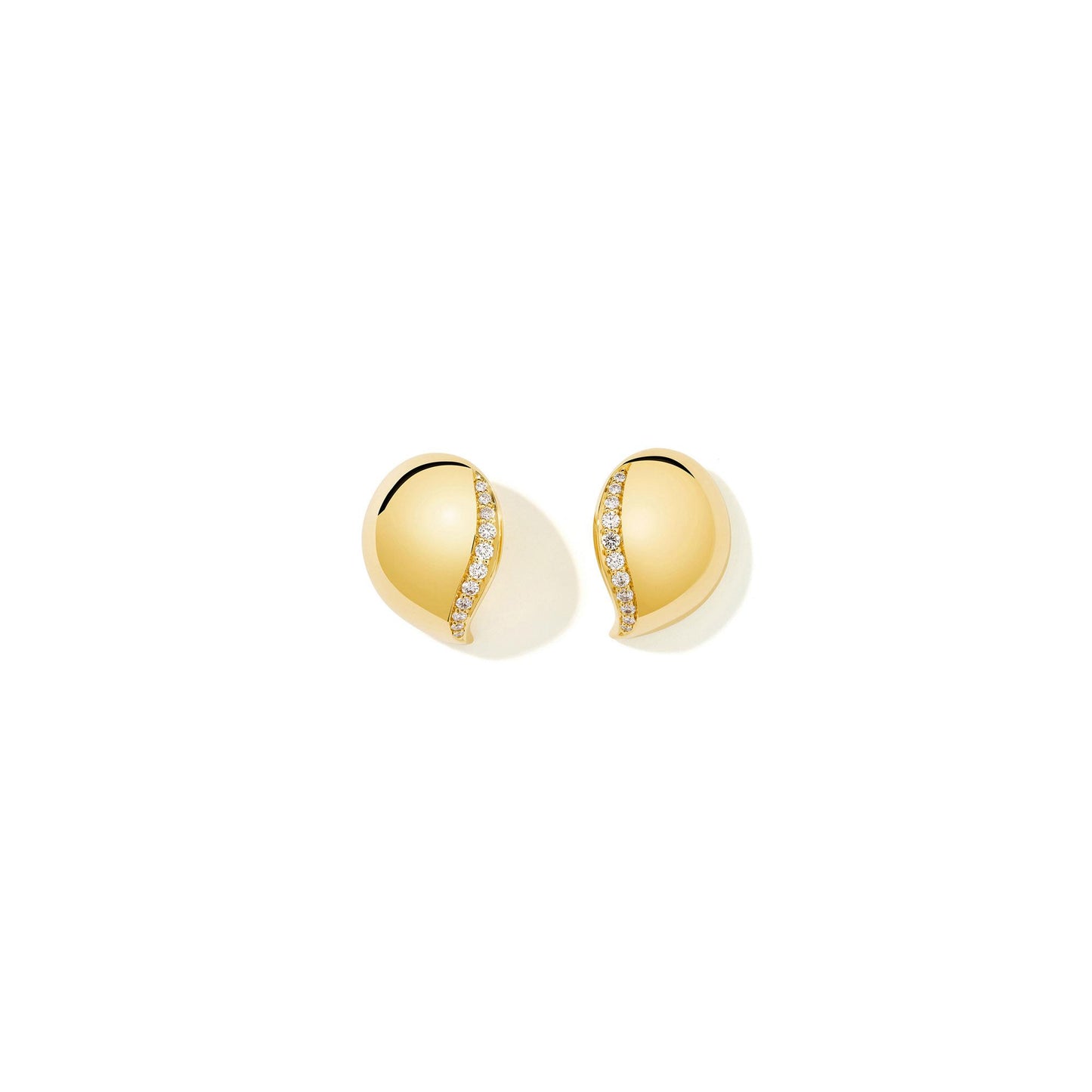 SIGNATURE Wave Ohrringe Pavé, Gelbgold • Diamant von Tamara Comolli (E-Sig-Wave-1-pl-yg) SIGNATURE Wave Ohrringe Pavé, Gelbgold • Diamant von Tamara Comolli (E-Sig-Wave-1-pl-yg)