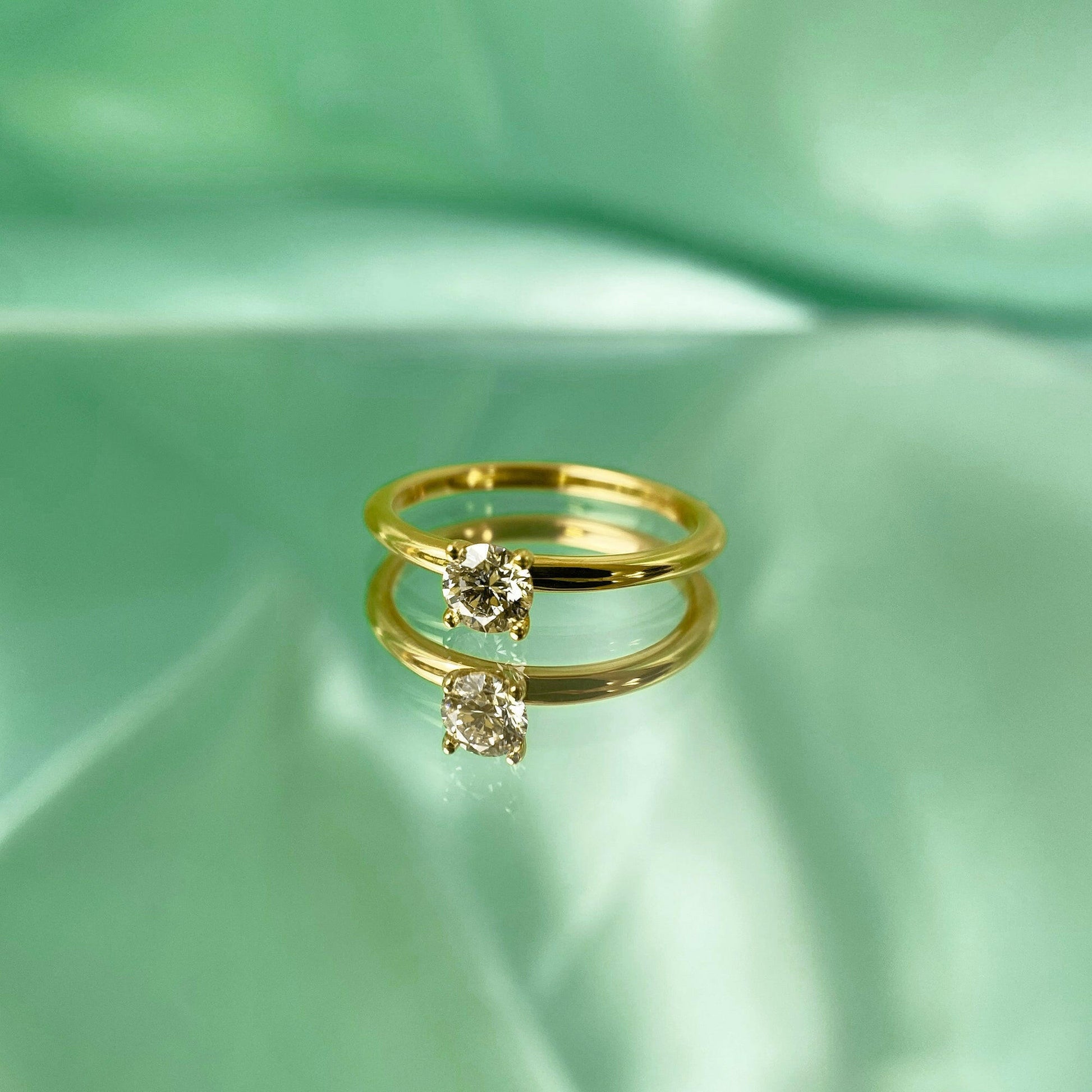 Ring Bella, Solitärring aus Gelbgold mit Diamant 0.3 ct. von The Good Bling online kaufen (Ref. TGB-Bella-Ring-GG-03)