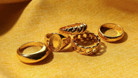 Gelbgold: Goldschmuck auf gelbem Stoff