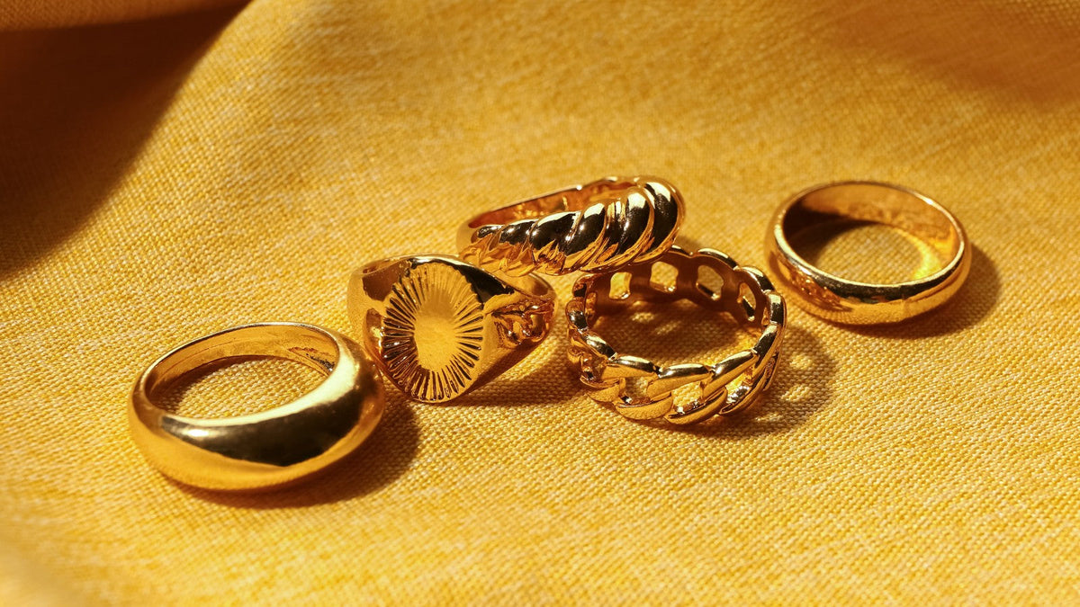Gelbgold: Goldschmuck auf gelbem Stoff