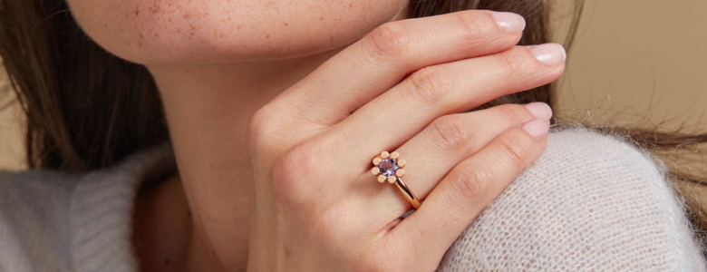 Amethyst Ring mit violettem Edelstein in markanter Edelmetallfassung