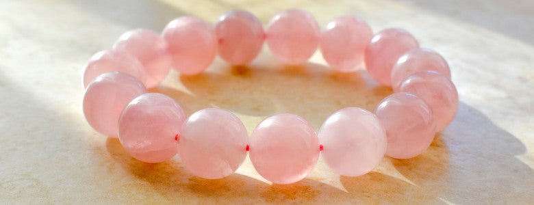 Rosenquarz-Schmuckkollektion: Halskette, Armband und Ring mit rosa Heilsteinen für Liebe und Harmonie