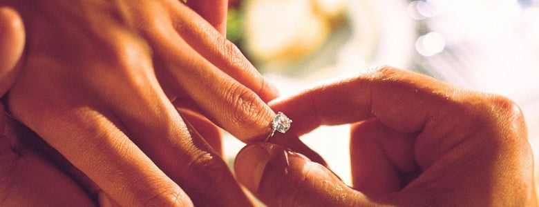 Verlobungsring mit zentral gefasstem Diamanten in Goldfassung