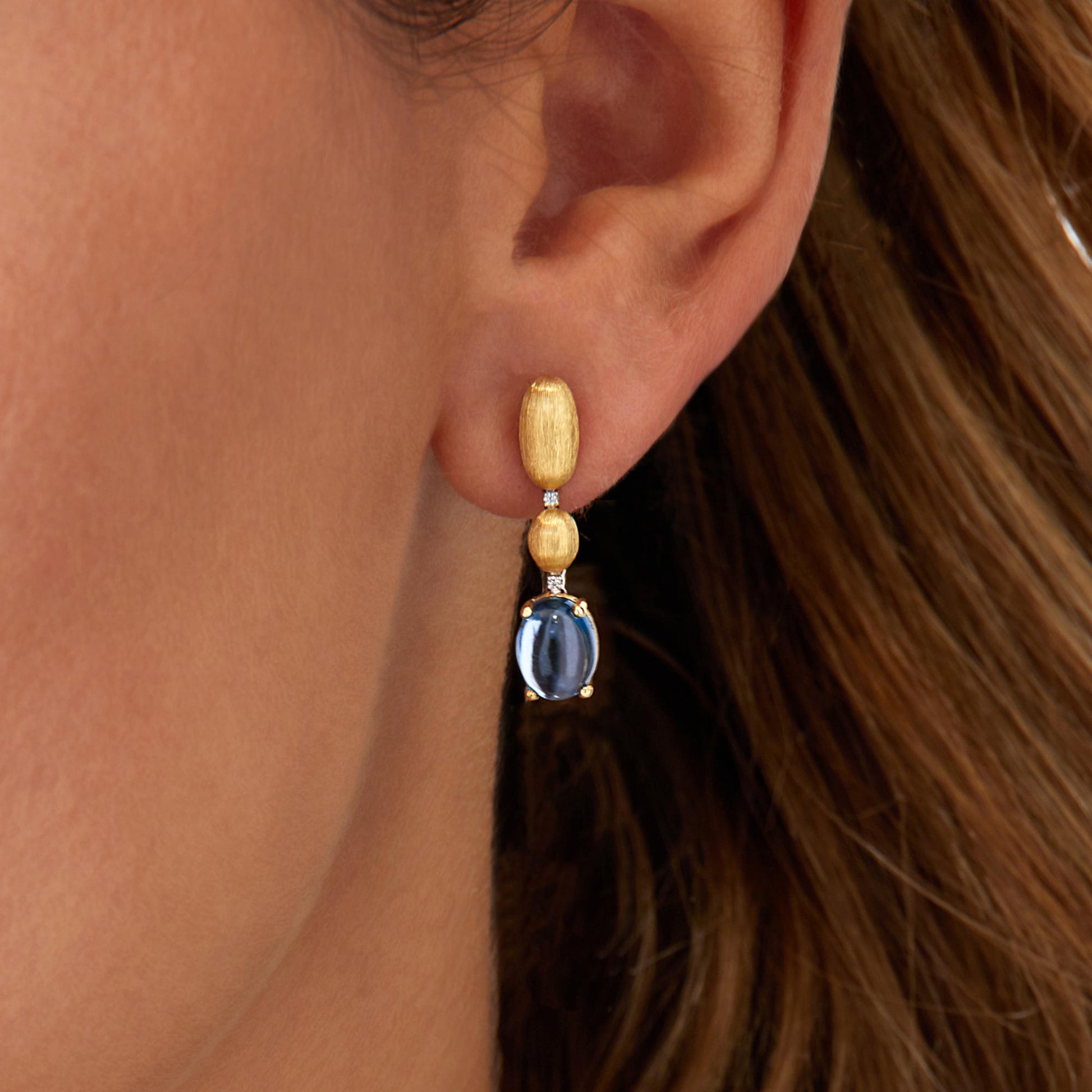 Dancing Azure Ohrhänger, Gelbgold • Diamant • Topas von Nanis (OS32-597)