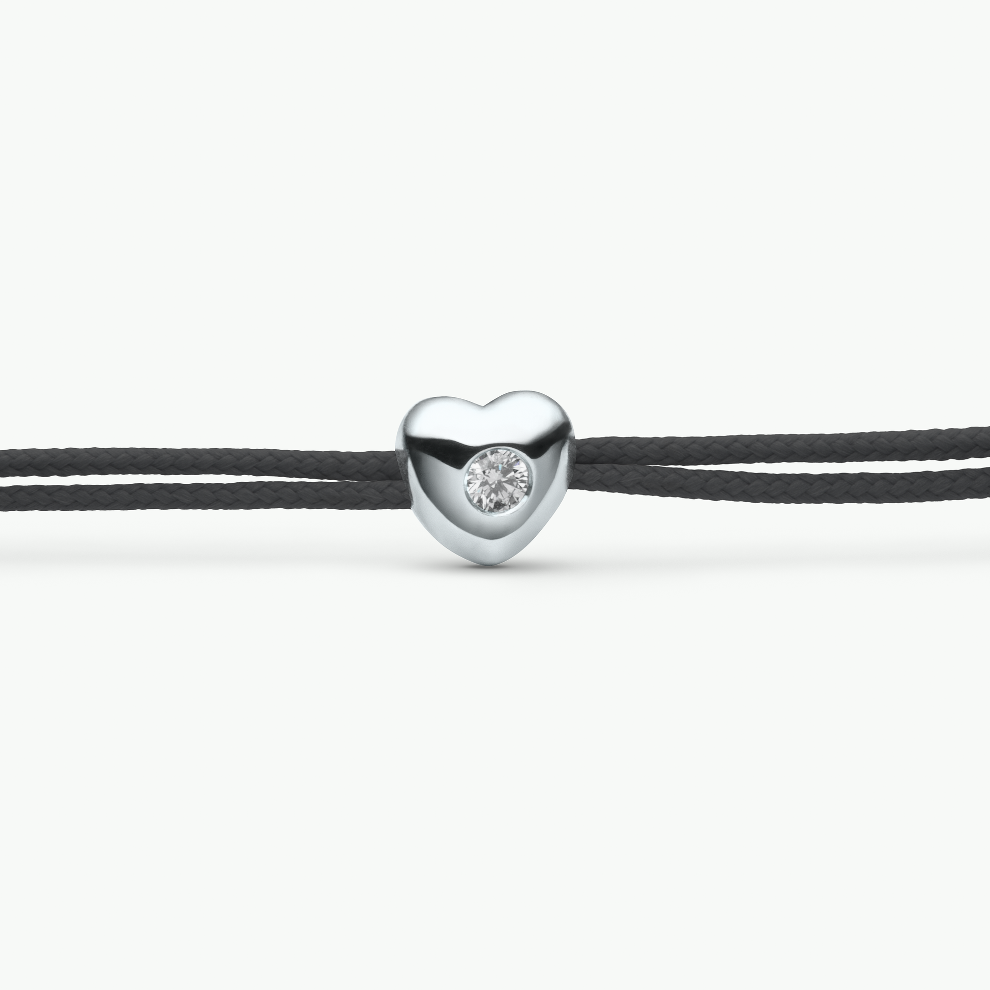 Luv Big Armband mit Herz-Anhänger in Weißgold von The Good Bling Berlin