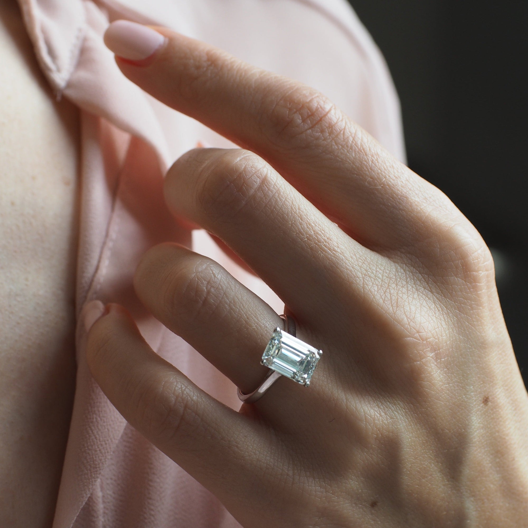 Carrie Ring aus recyceltem Gold mit Labordiamanten - Luxusschmuck aus Berlin von The Good Bling