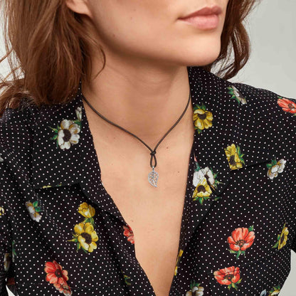 INDIA Leaf Anhänger Small, Weißgold mit Lederband von Tamara Comolli (P-IND-Leaf-s-wg) online kaufen