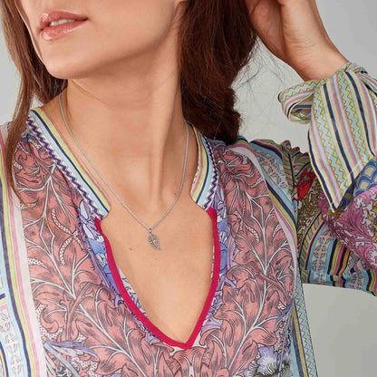 INDIA Leaf Anhänger Small, Weißgold mit Lederband von Tamara Comolli (P-IND-Leaf-s-wg) online kaufen