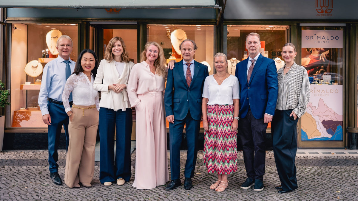 Juwelier Reuer Berlin Team vor de Ladengeschäft