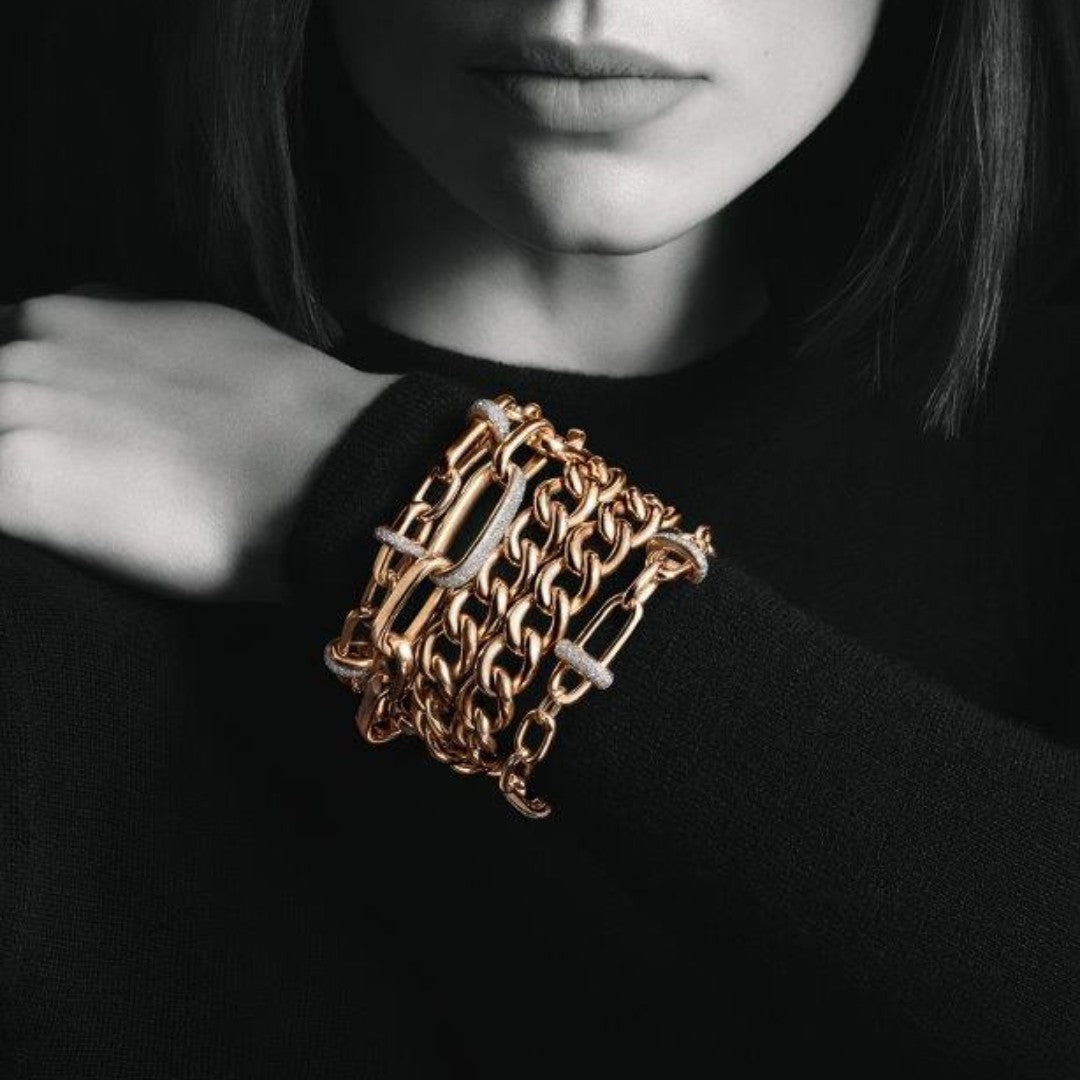 Pomellato Frauen Oberkörper schwarz-weiss mit verschiedenem Goldschmuck