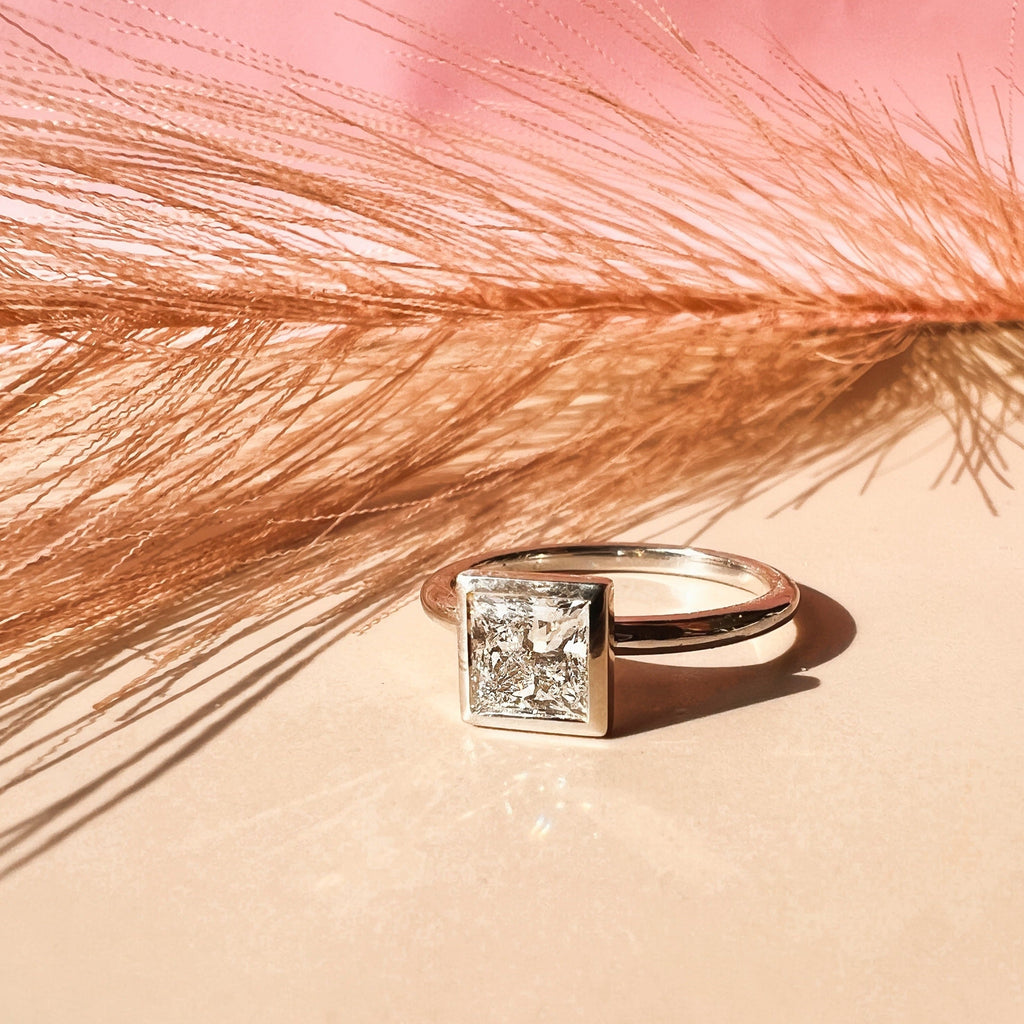 Rosa Ring in Weißgold von The Good Bling Berlin