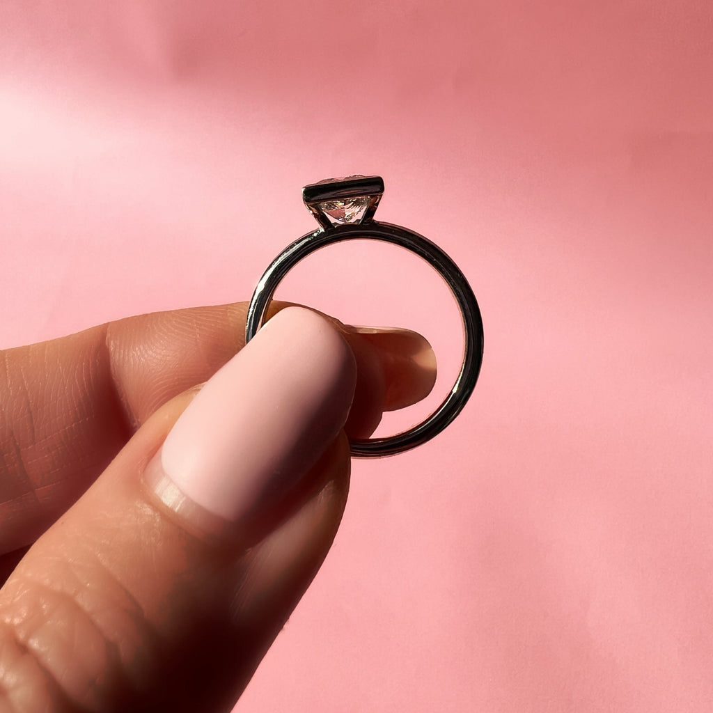 Rosa Ring in Weißgold von The Good Bling Berlin