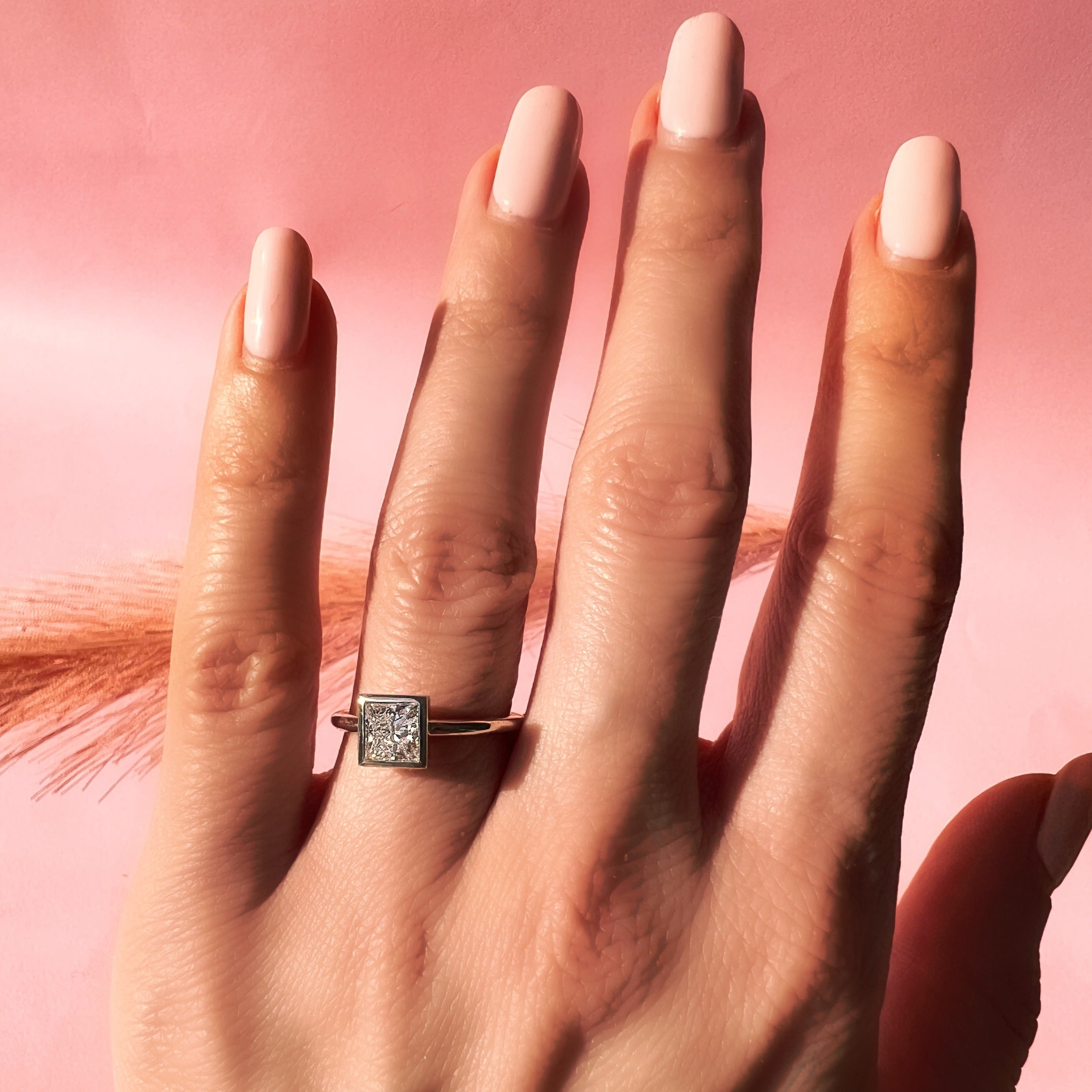 Rosa Ring in Weißgold von The Good Bling Berlin