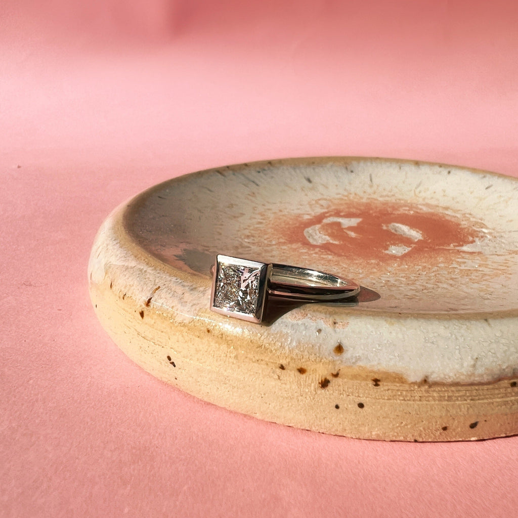 Rosa Ring in Weißgold von The Good Bling Berlin