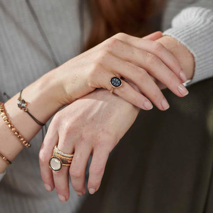 Stax Ring, Roségold • Diamant • Saphir von Bron (8RR4774ZK)