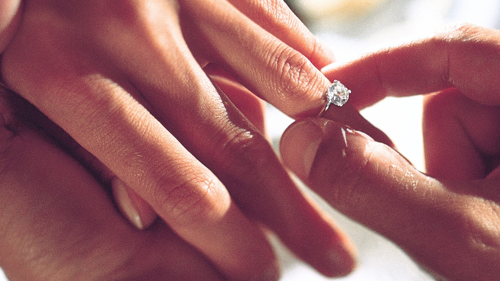 Handgefertigte Verlobungsringe anstecken