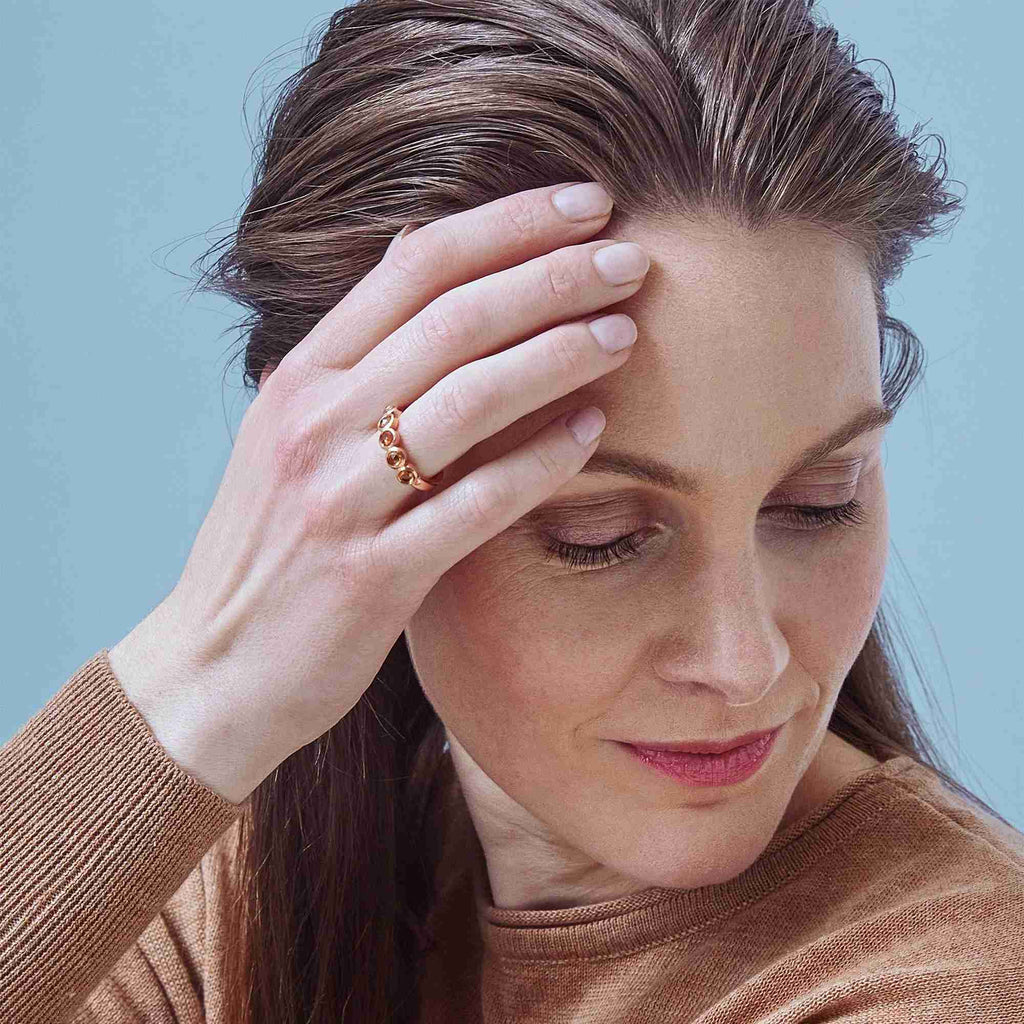 Bron Confetti Ring (8RR4866SAR2) aus Roségold mit Saphir