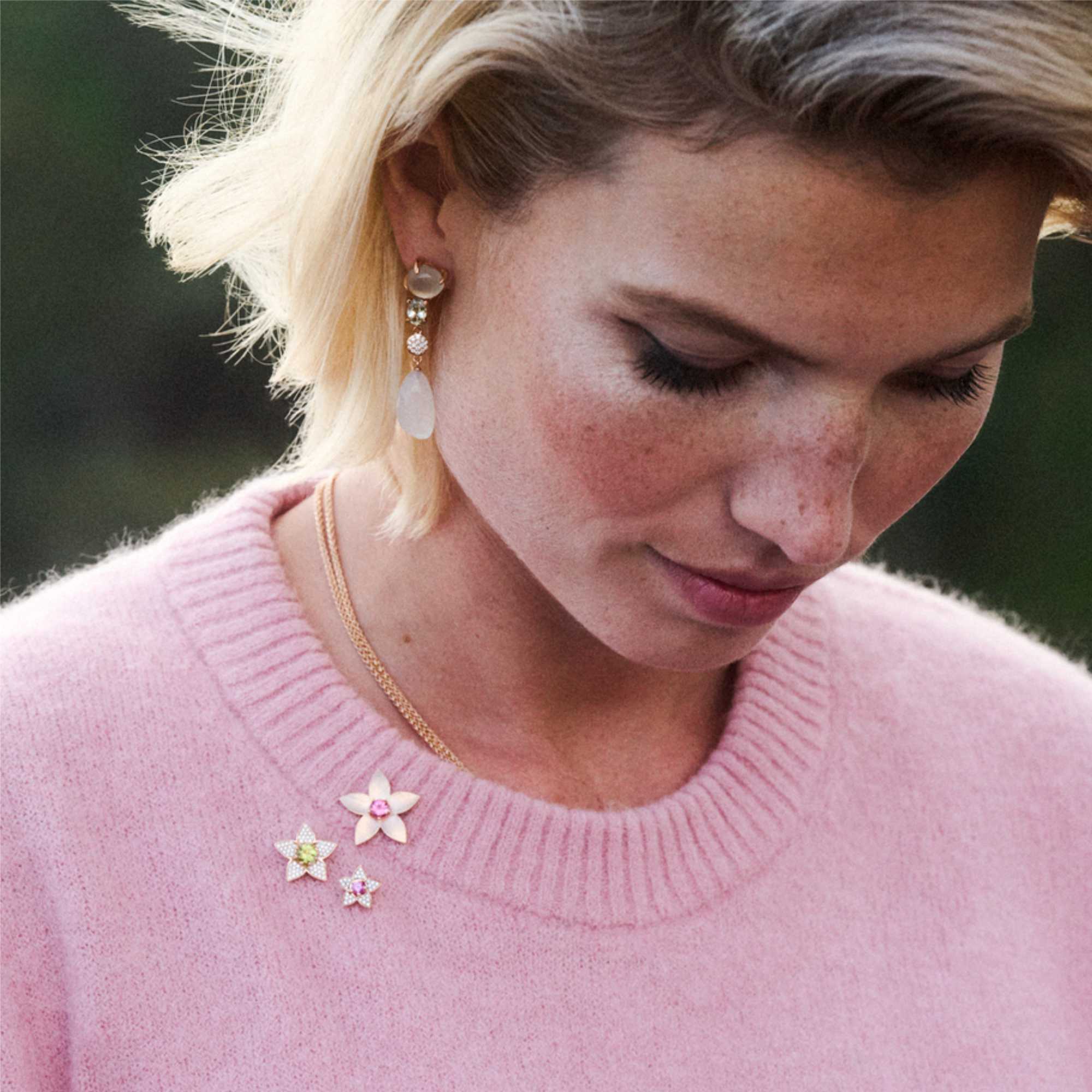 Bron Poppy Brosche (8BR1286MRK) aus Roségold mit Saphir