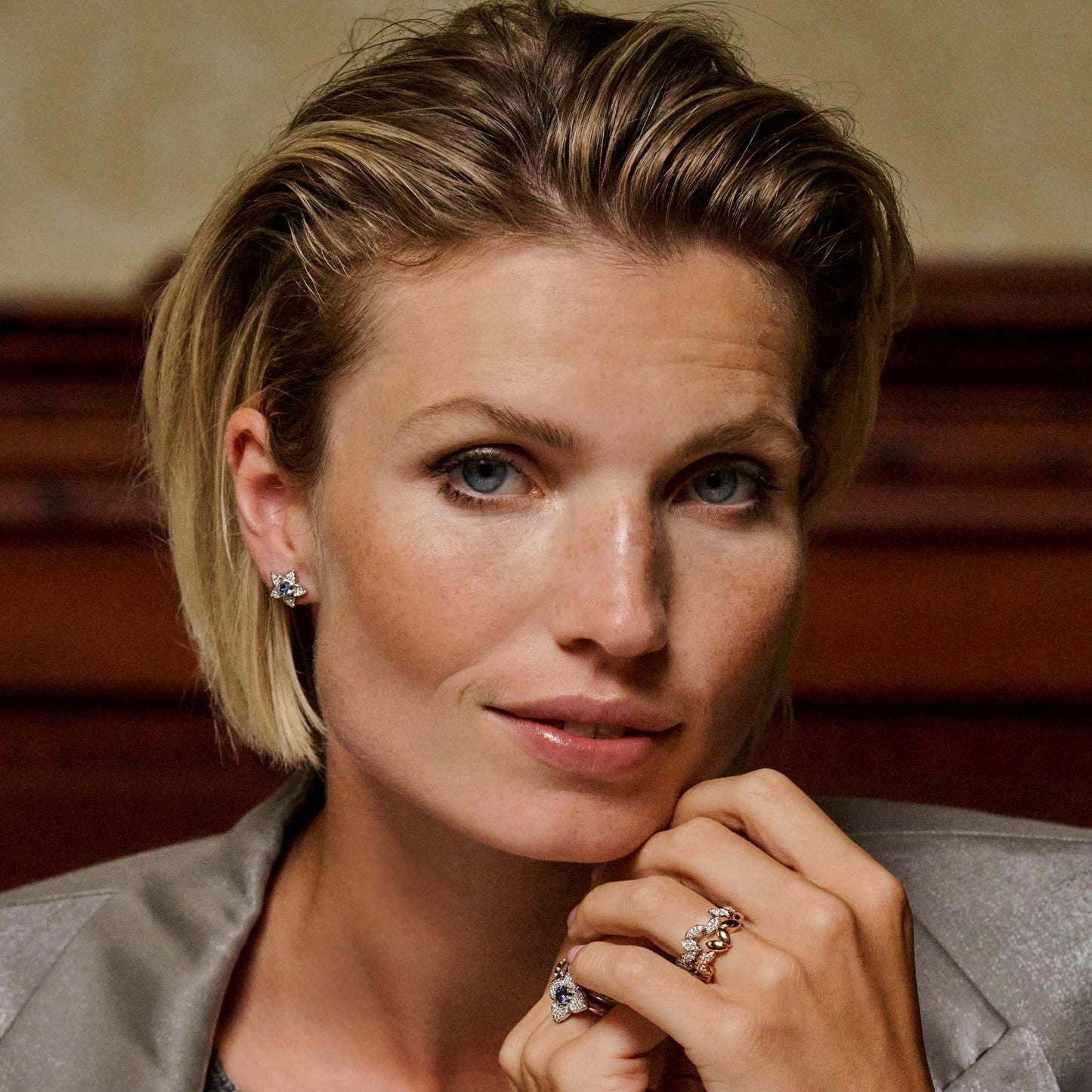 Poppy Ohrstecker, Weißgold • Diamant • Saphir von Bron (8OW4903CSBR)