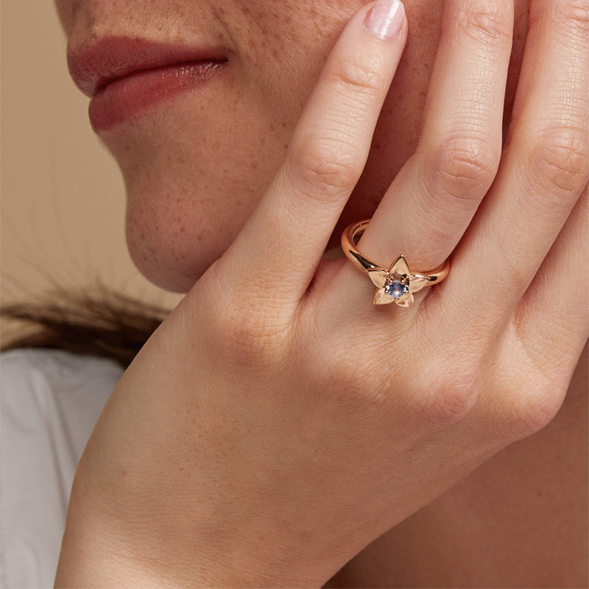 Bron Poppy Ring (8RR4916CS) aus Roségold mit Saphir