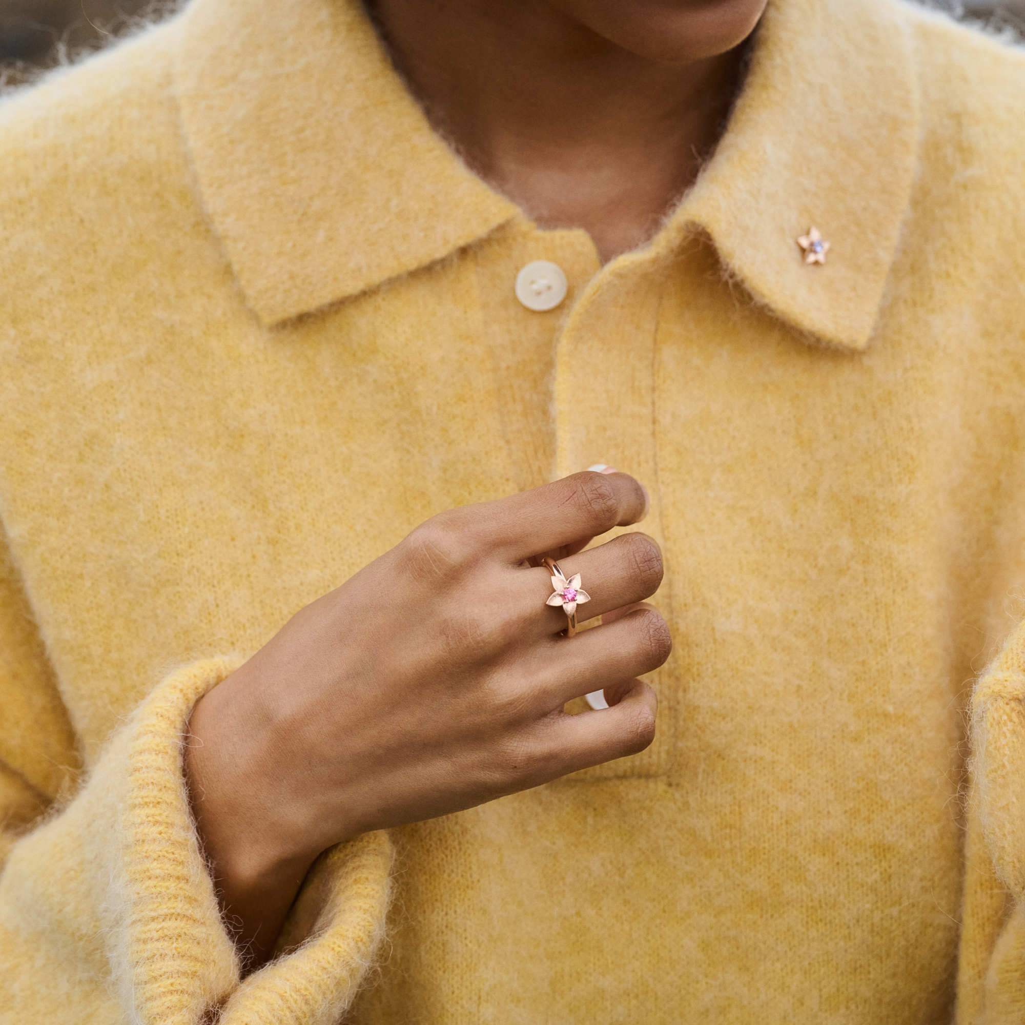Bron Poppy Ring (8RR4916MRK) aus Roségold mit Saphir