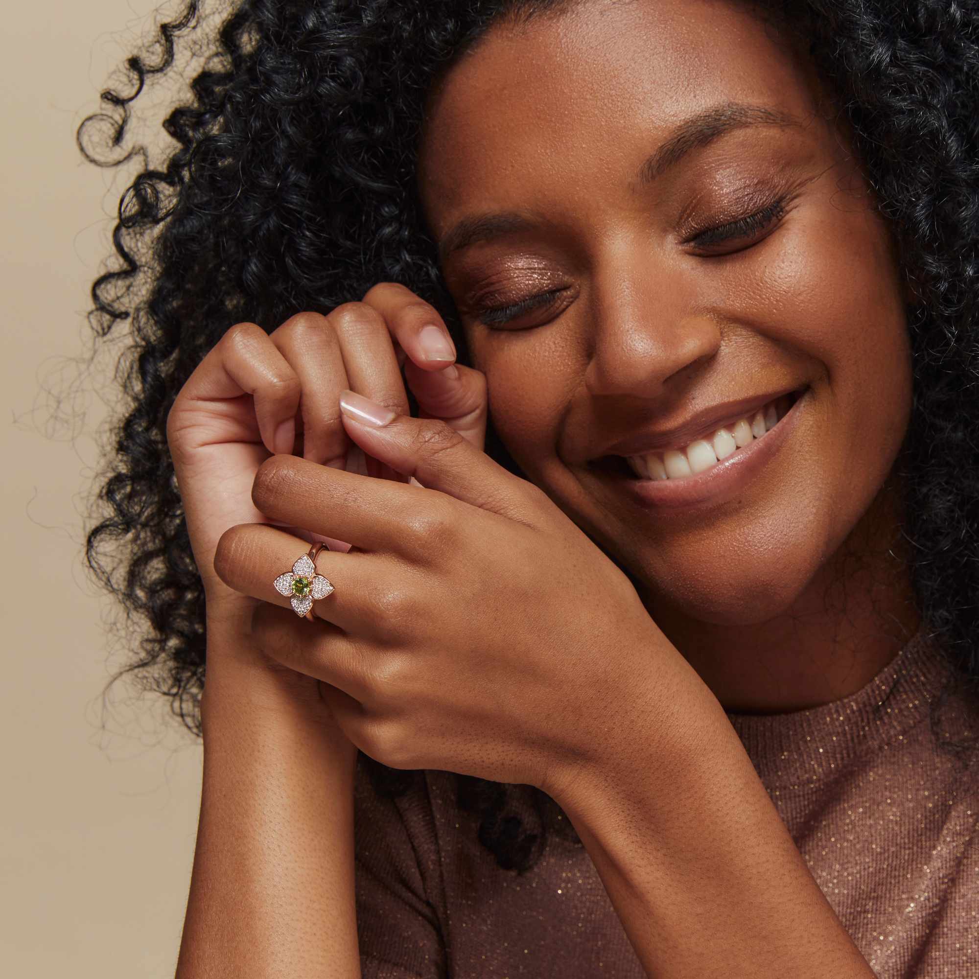 Bron Poppy Ring (8RR4919PEBR) aus Roségold mit Diamant und Peridot