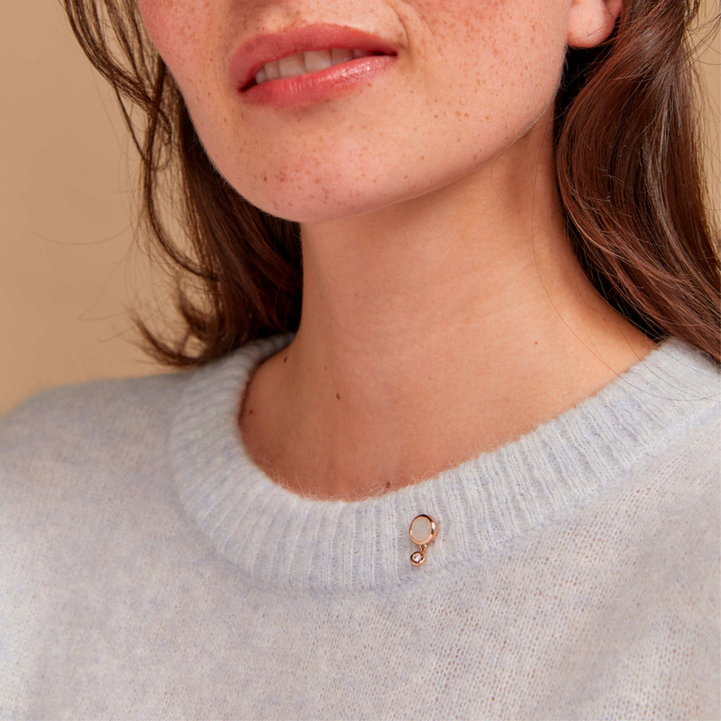 Bron Sushi Brosche (8BR1285MWBBR) aus Roségold mit Diamant und Mondstein