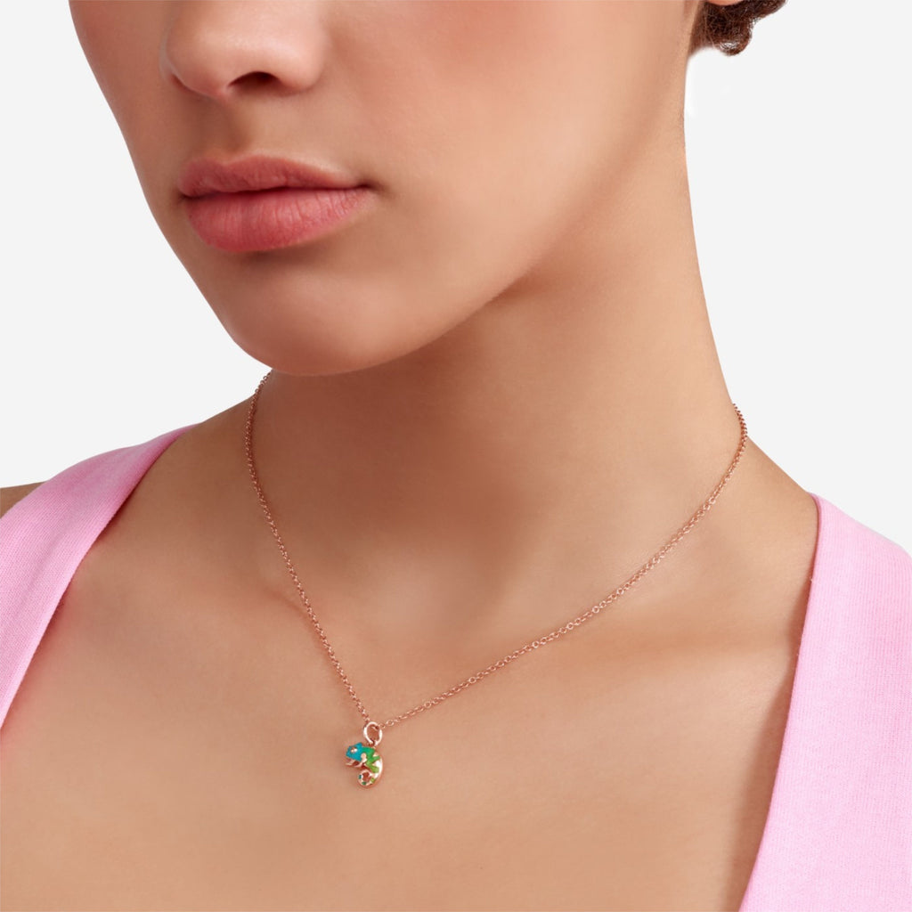 DoDo Anhänger Chamäleon (DMC5011-CHAMA-EVT9R) aus Roségold mit Emaille und Perlmutt