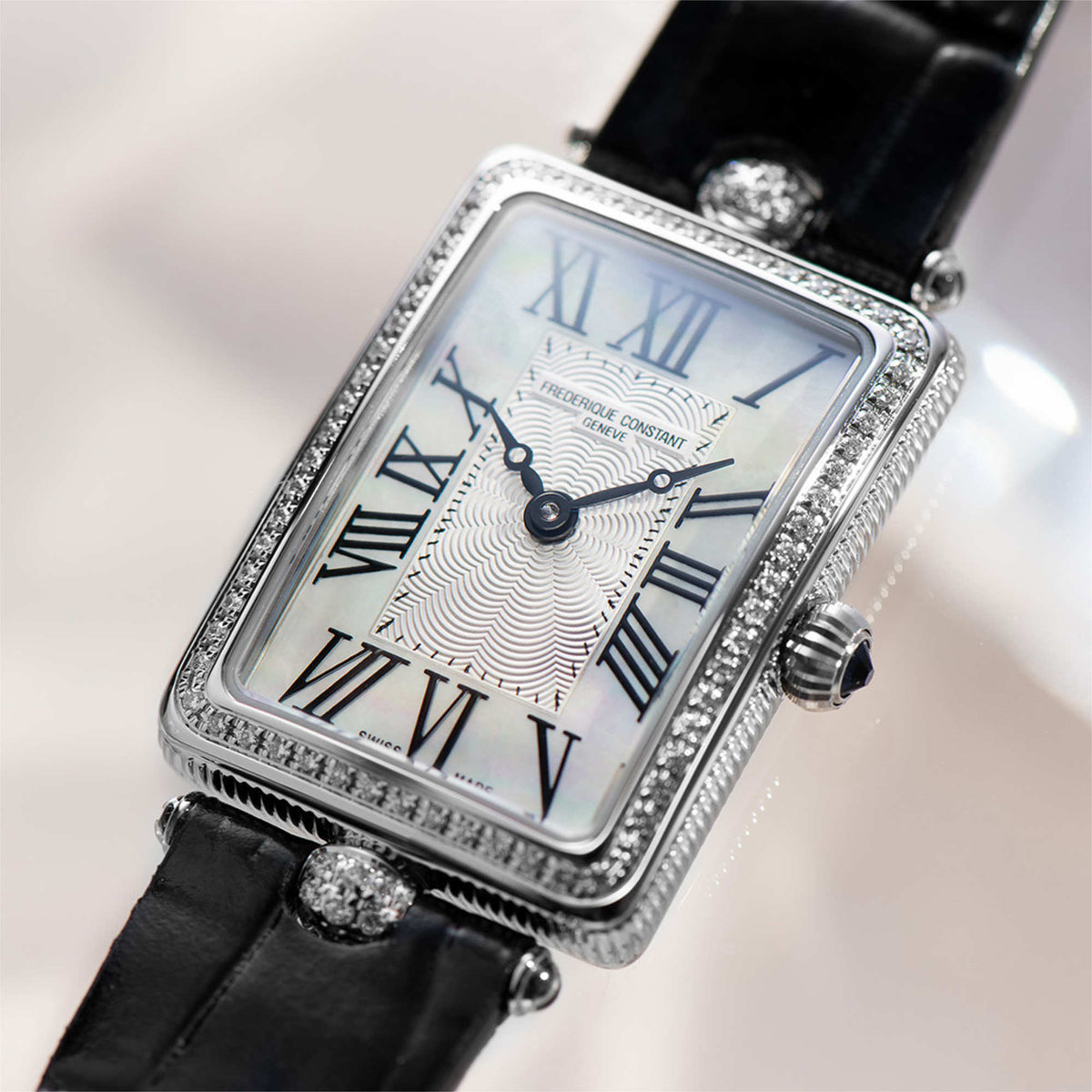 Frederique Constant Classics Art Deco Carree (FC-200MPW2ACD6) aus Leder, Edelstahl mit Diamant und Perlmutt