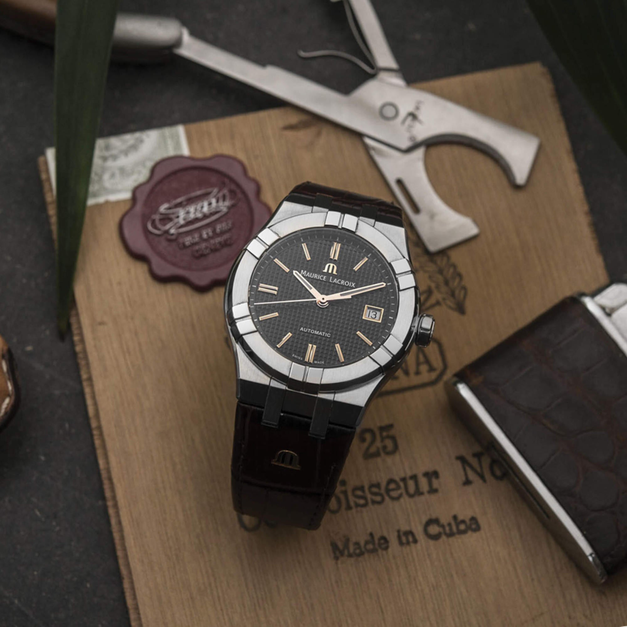Maurice Lacroix Aikon Automatic Date 42 mm (AI6008-SS001-331-1) aus Leder, Edelstahl