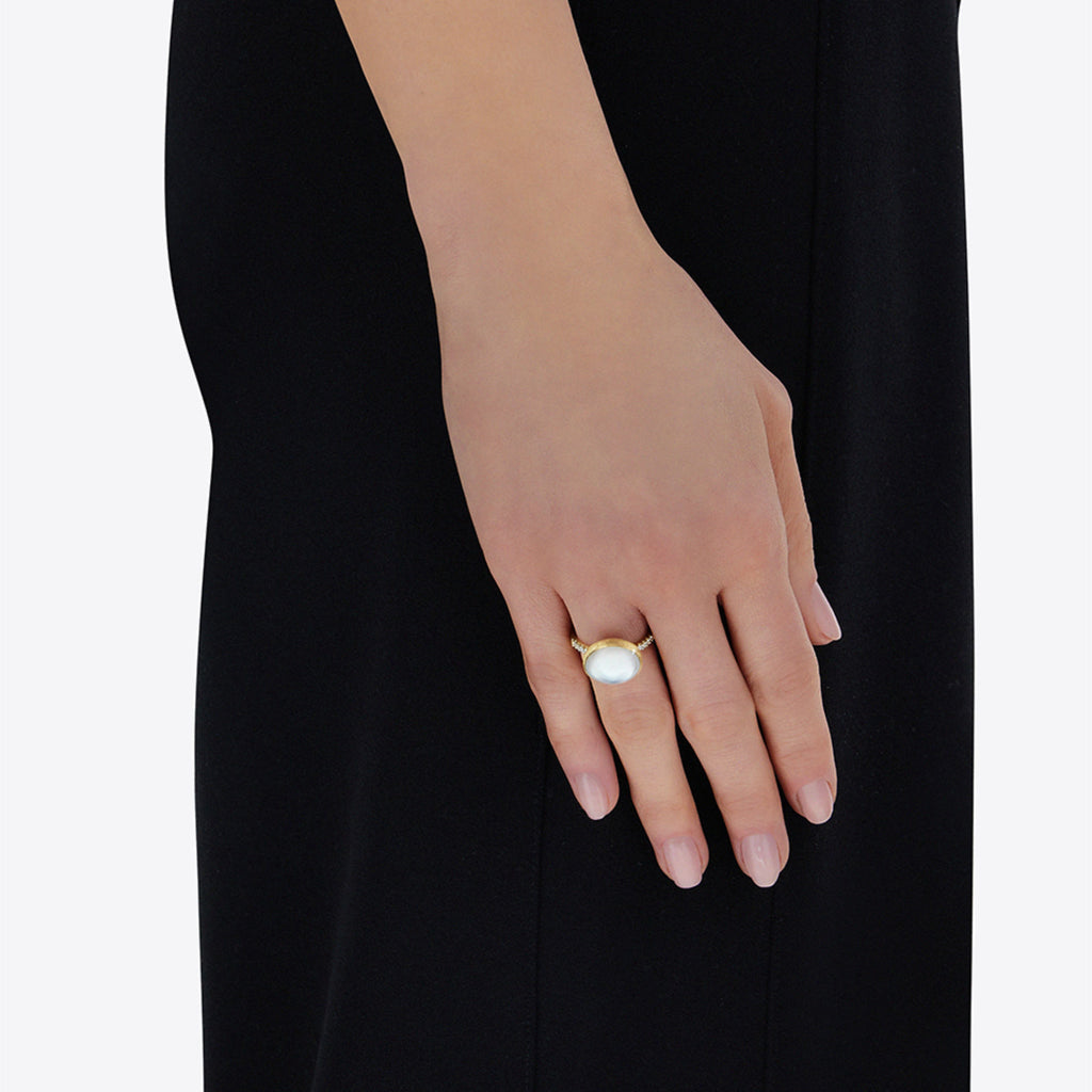 Nanis Boules Ring (AS16-609) aus Gelbgold mit Diamant und Perlmutt