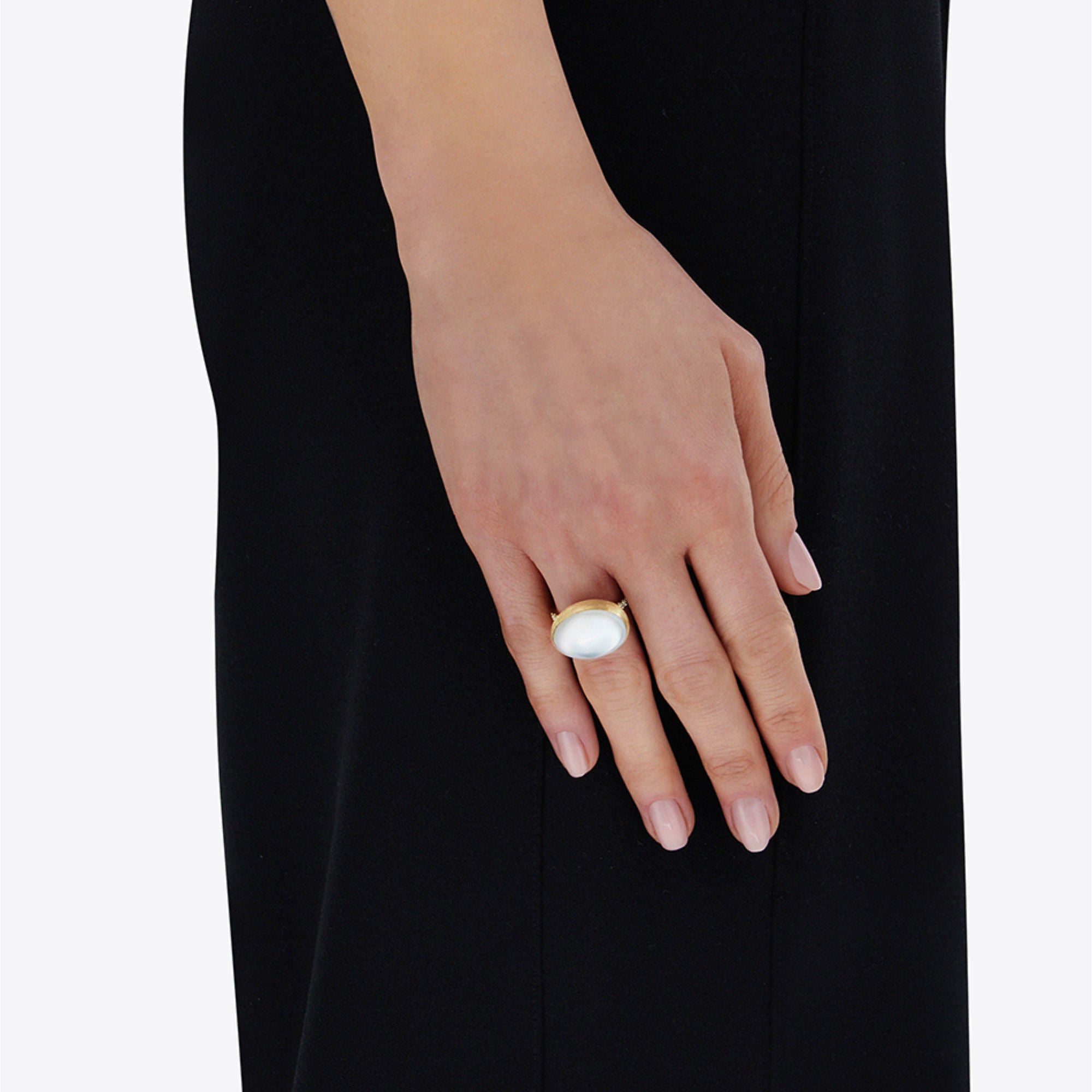 Nanis Boules Ring (AS17-609) aus Gelbgold mit Diamant und Perlmutt