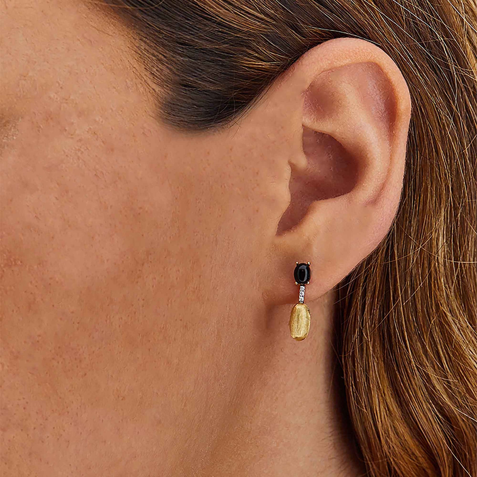 Dancing Mystery Black Ohrhänger, Gelbgold • Diamant • Onyx von Nanis (OS14-597)