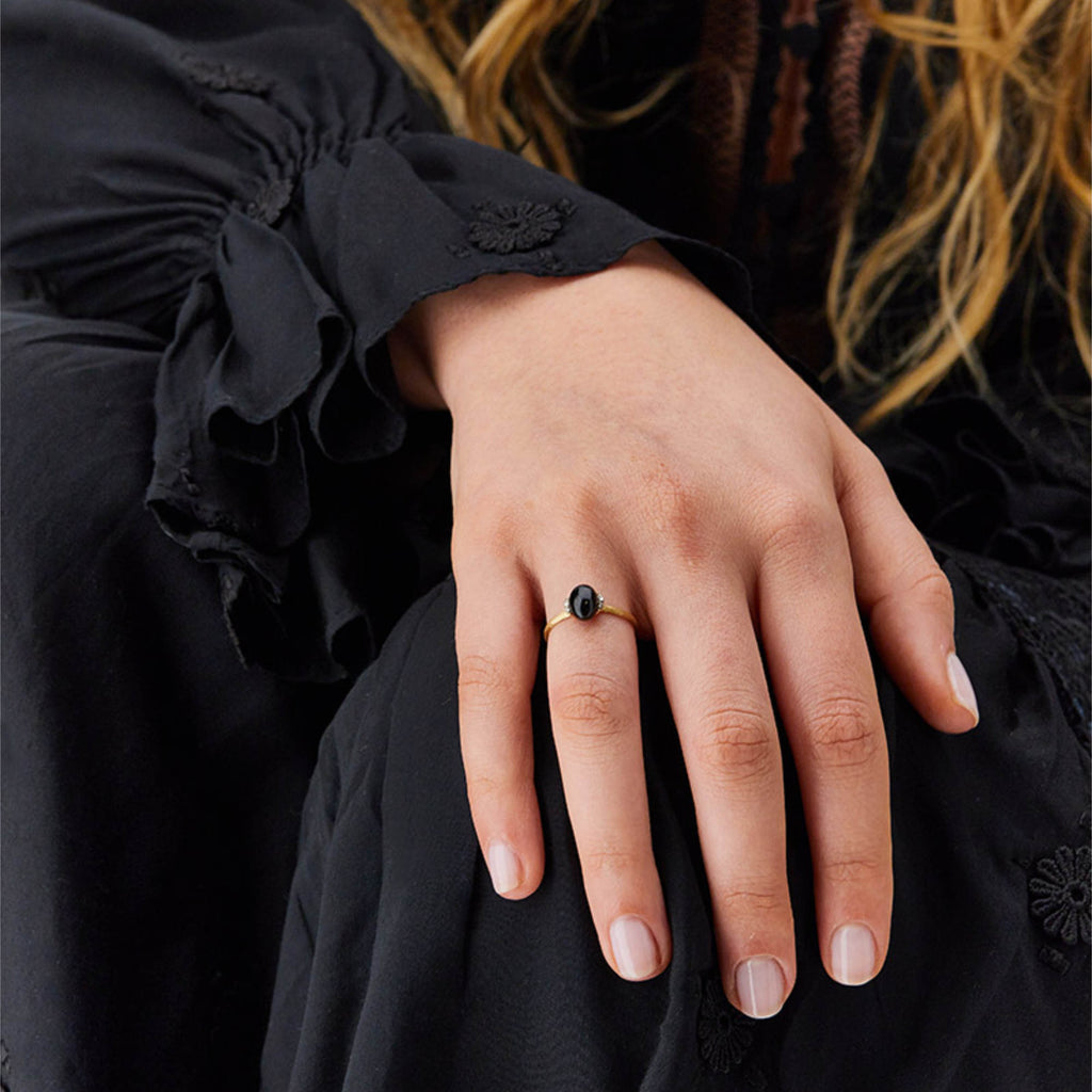 Nanis Dancing Mystery Black Ring (AS3-599) aus Gelbgold mit Diamant und Onyx
