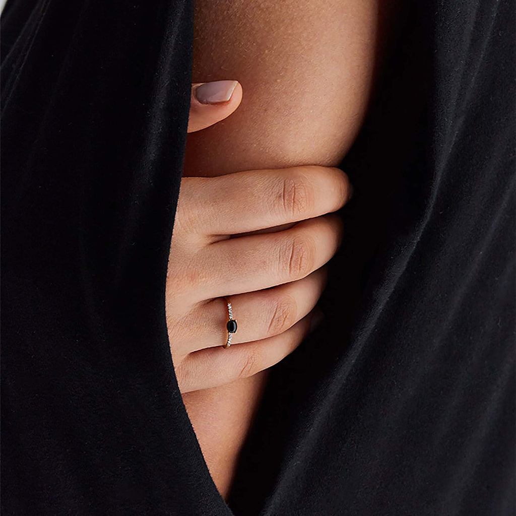 Nanis Dancing Mystery Black Ring (AS9-599) aus Gelbgold mit Diamant und Onyx