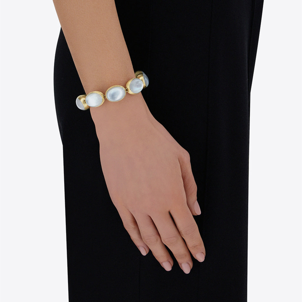Nanis Muse Armband (BI2-609) aus Gelbgold mit Perlmutt