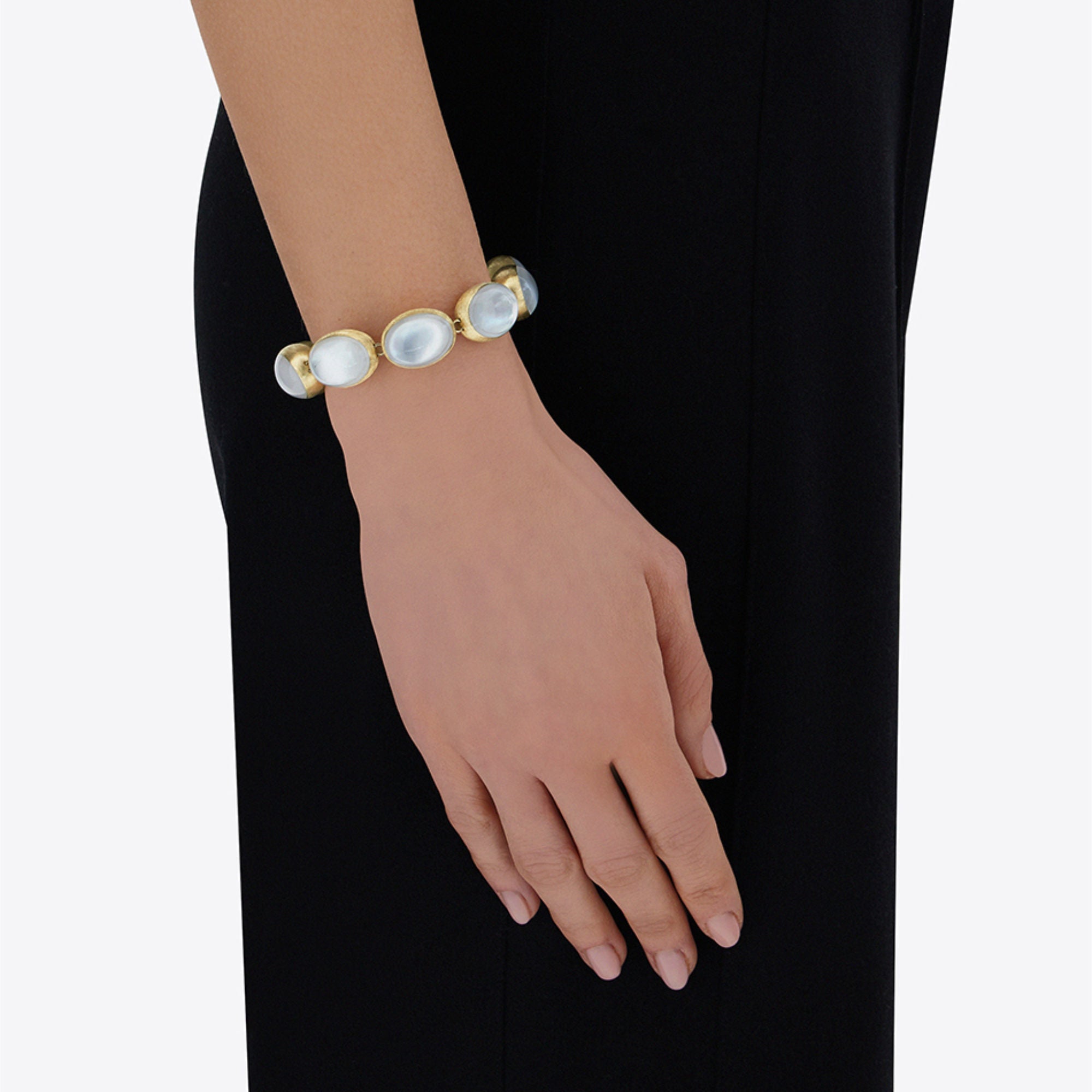 Nanis Muse Armband (BI2-609) aus Gelbgold mit Perlmutt