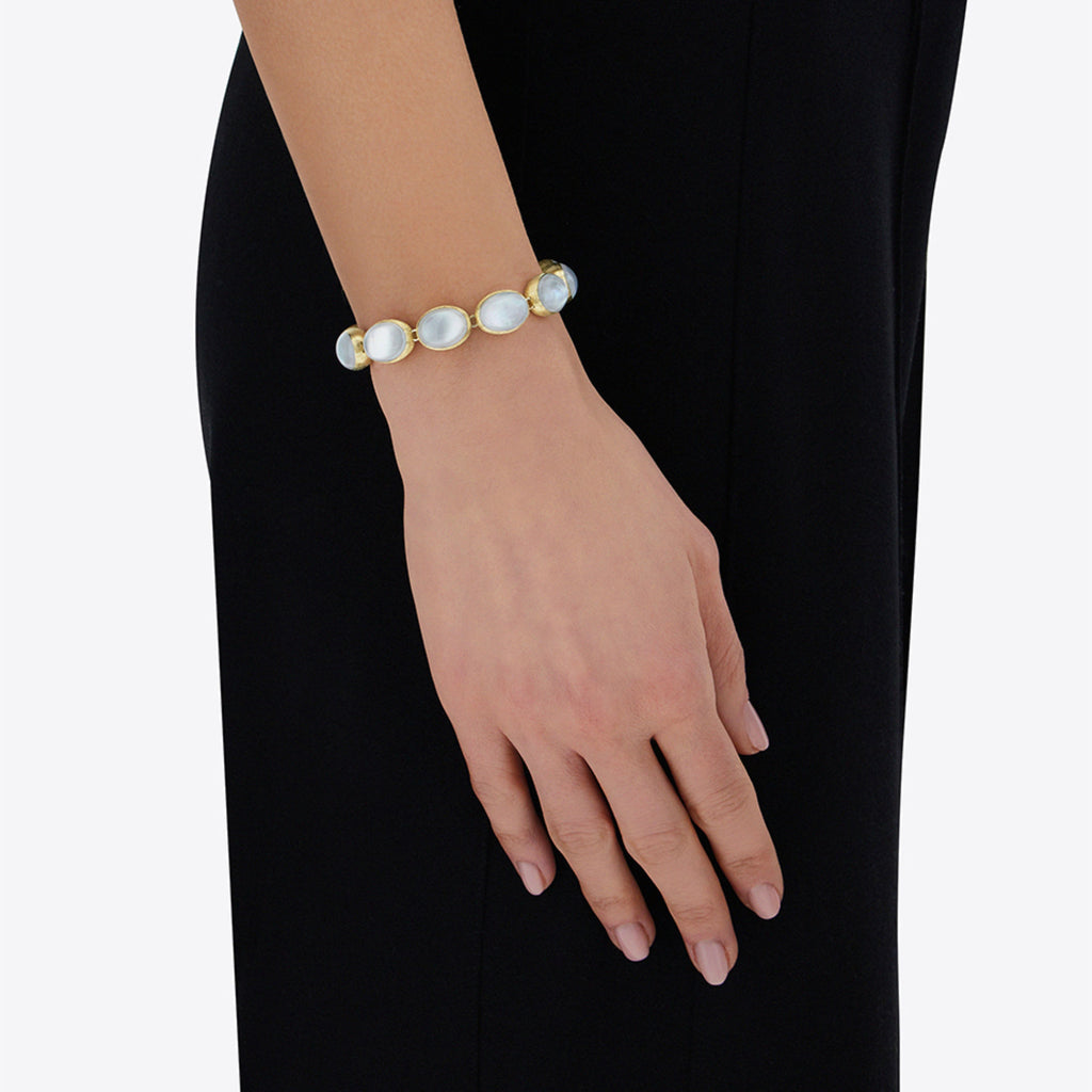 Nanis Muse Armband (BI3-609) aus Gelbgold mit Perlmutt