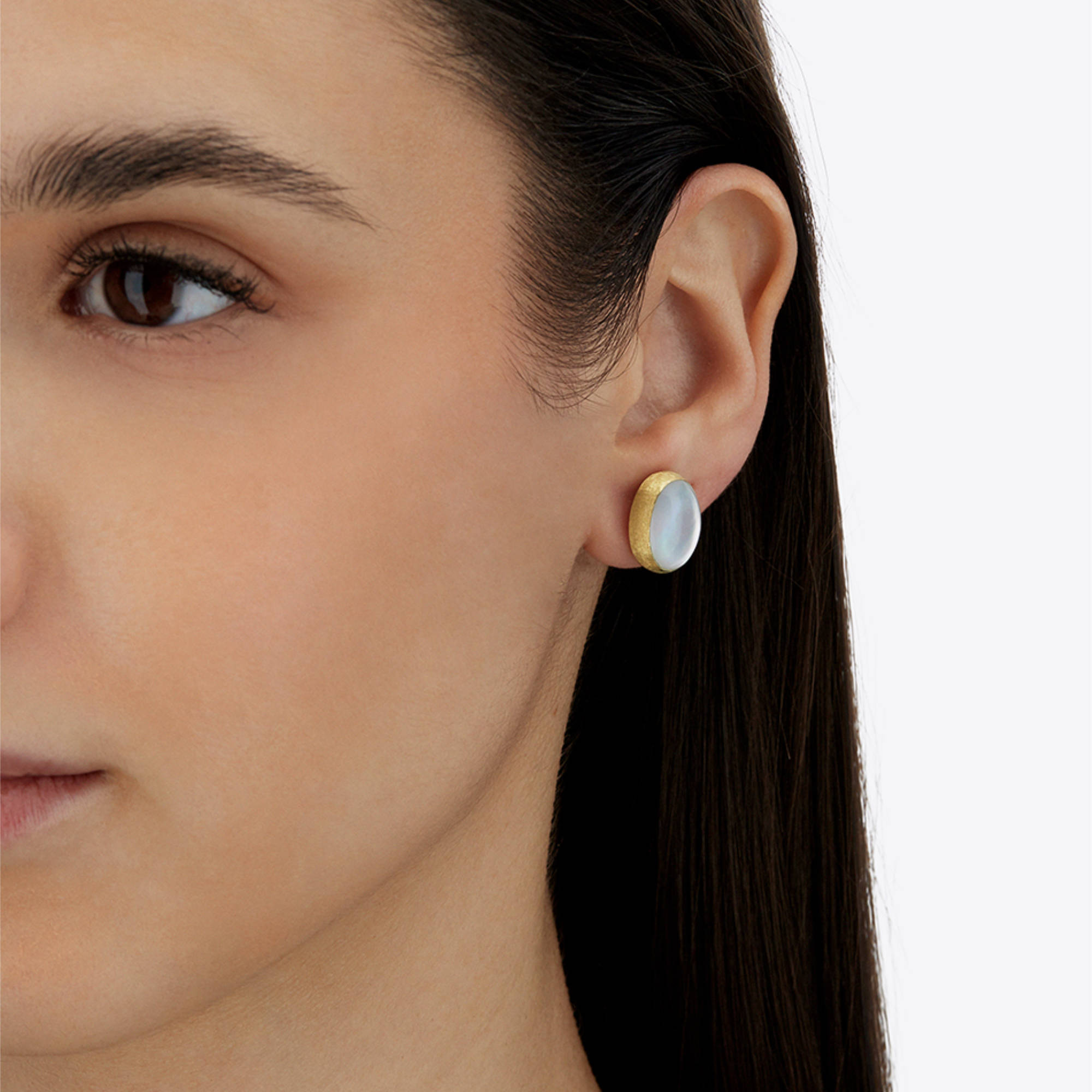 Nanis Muse Ohrstecker (OA10-609) aus Gelbgold mit Perlmutt