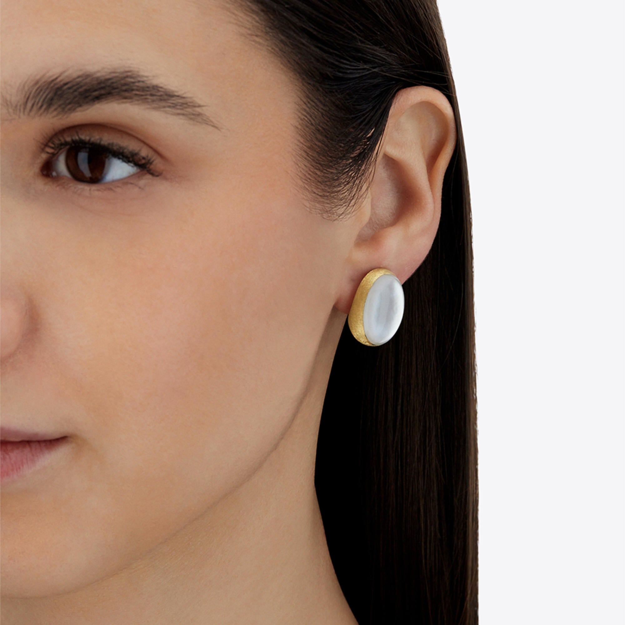 Nanis Muse Ohrstecker (OA6-609) aus Gelbgold mit Perlmutt