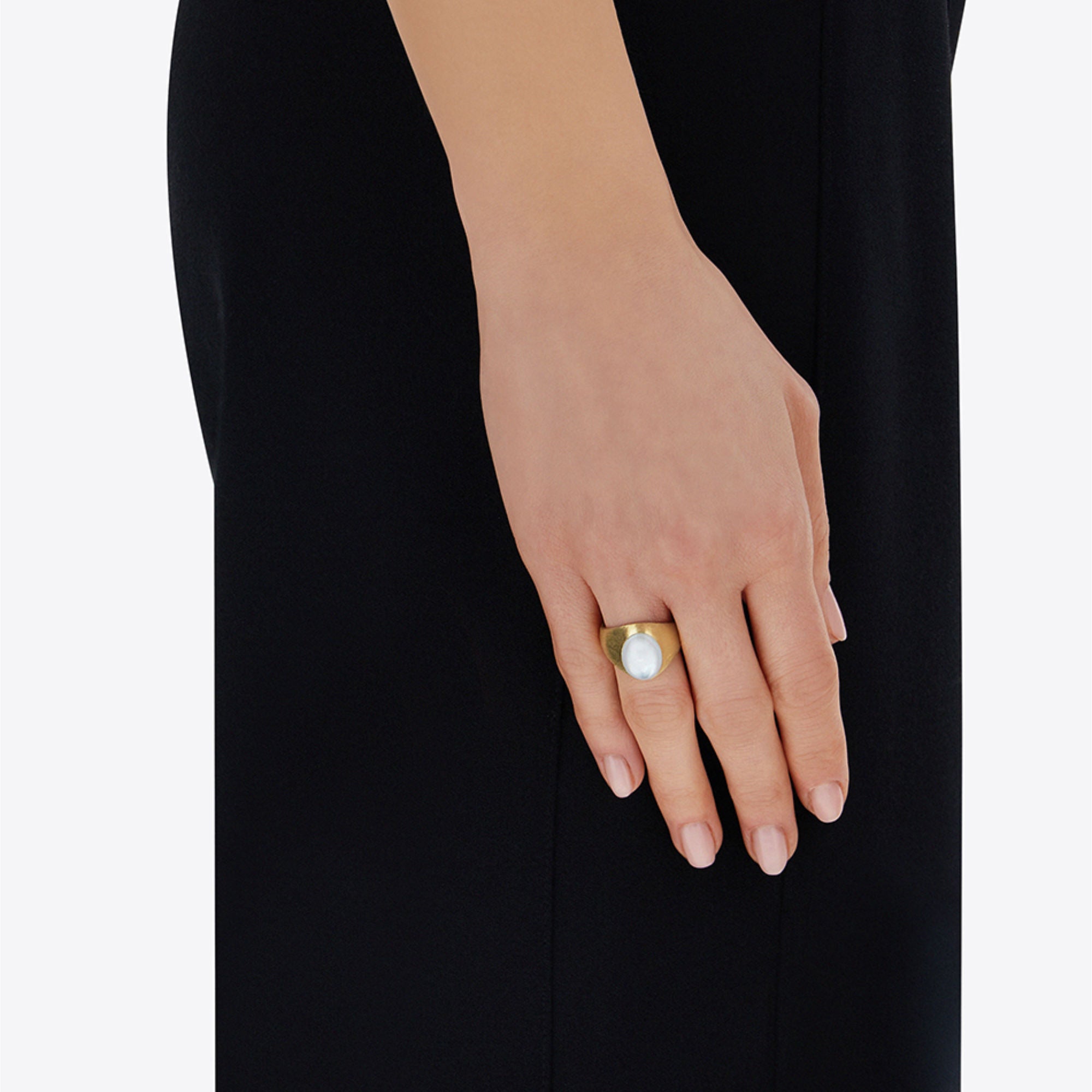 Nanis Muse Ring (AH10-609) aus Gelbgold mit Perlmutt