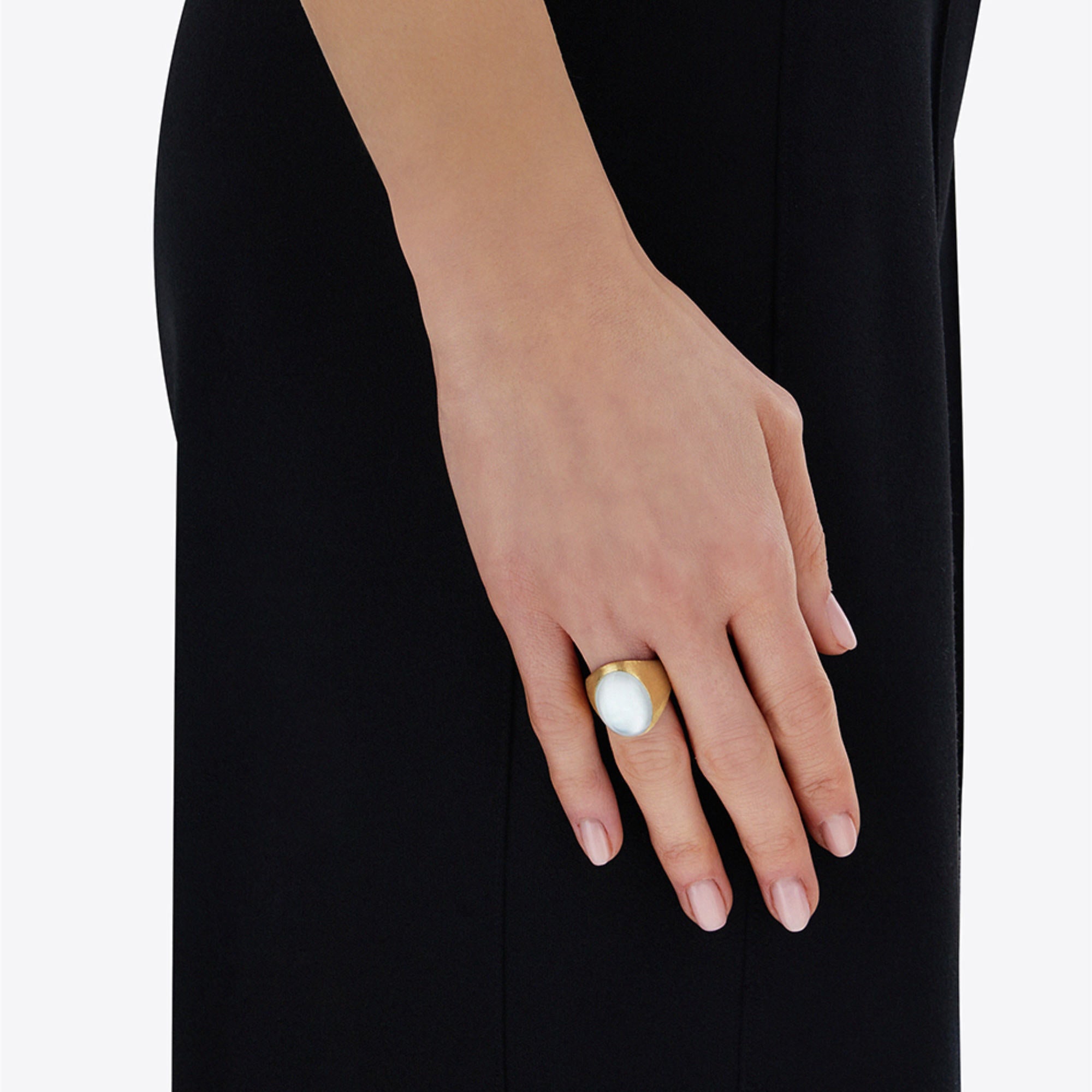 Nanis Muse Ring (AH7-609) aus Gelbgold mit Perlmutt