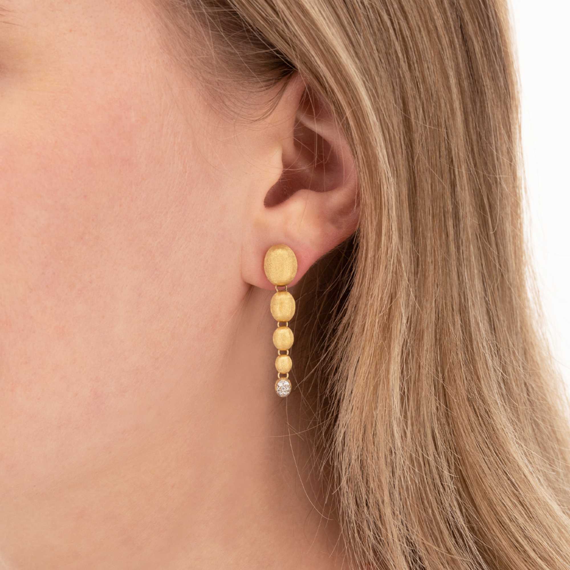 Nanis Nuvolette Ohrhänger (OS27-538) aus Gelbgold mit Diamant