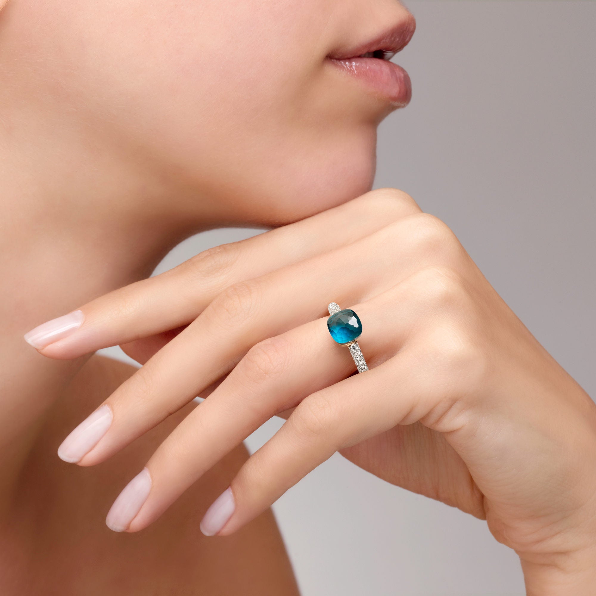 Pomellato Nudo Deep Blue kleiner Ring (PAB7040O6WHRB0TTU) aus Bicolor-Gold mit Diamant, Topas und Türkis