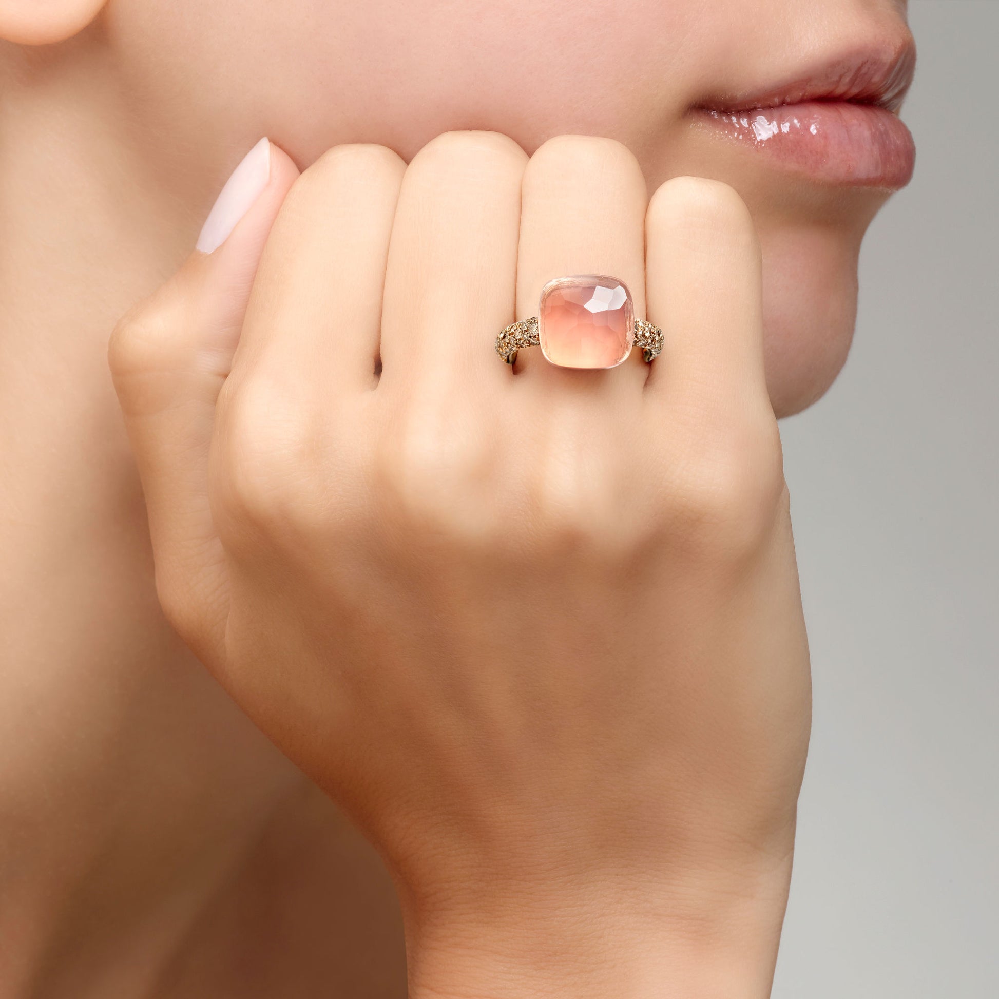 Pomellato Nudo Rosenquarz Maxi Ring (PAB4010O6000BRCQR) aus Bicolor-Gold mit Diamant, Chalcedon und Rosenquarz