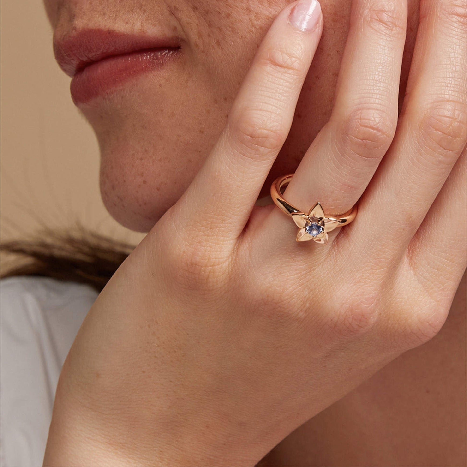 Poppy Ring, Roségold • Saphir von Bron (8RR4916CS-1)